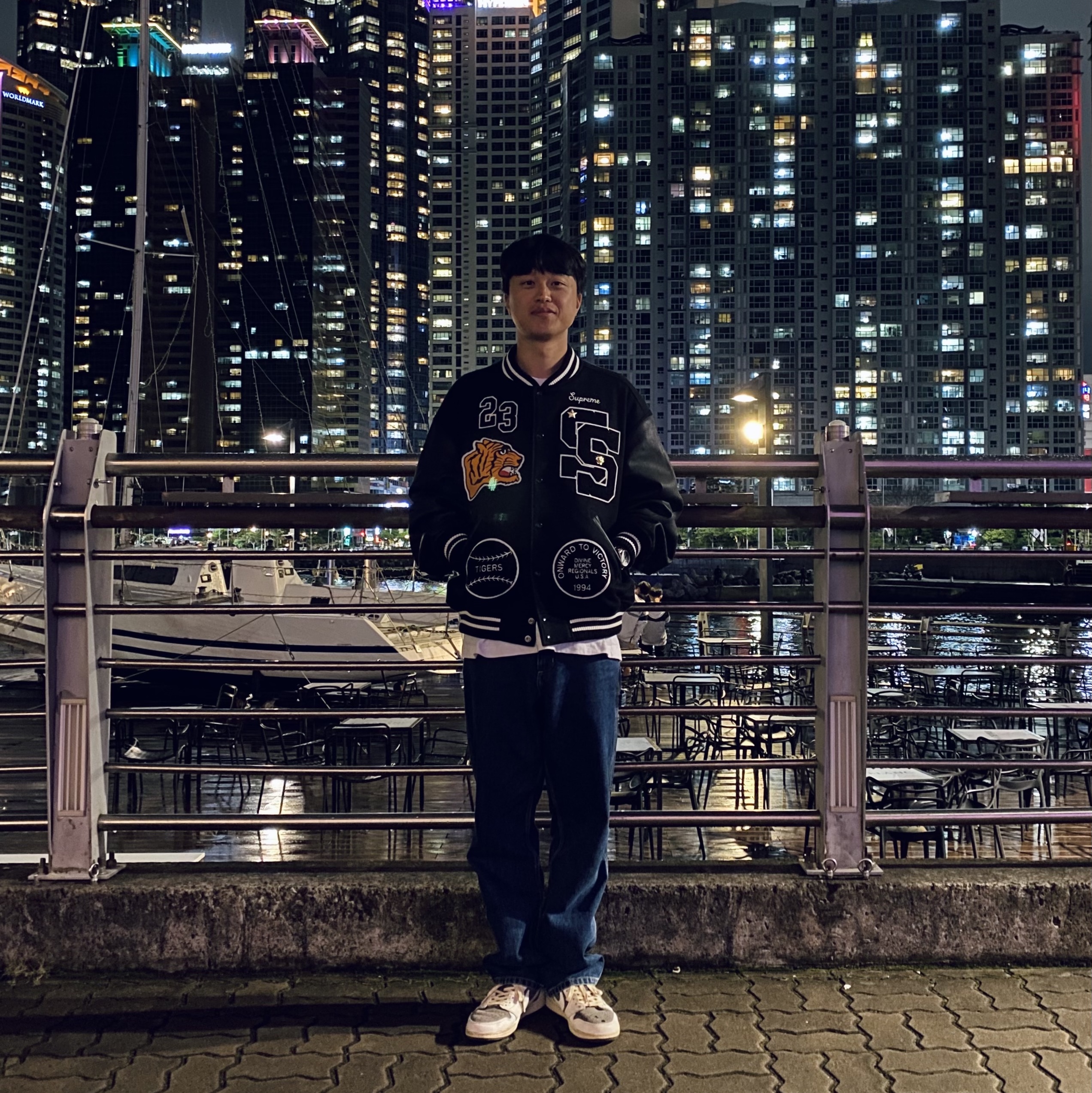 Supreme Tiger Varsity Jacket Black - 23FW, Jordan 1 x Travis Scott Retro Low OG SP Sail and Ridgerock 착용 스타일 - 1