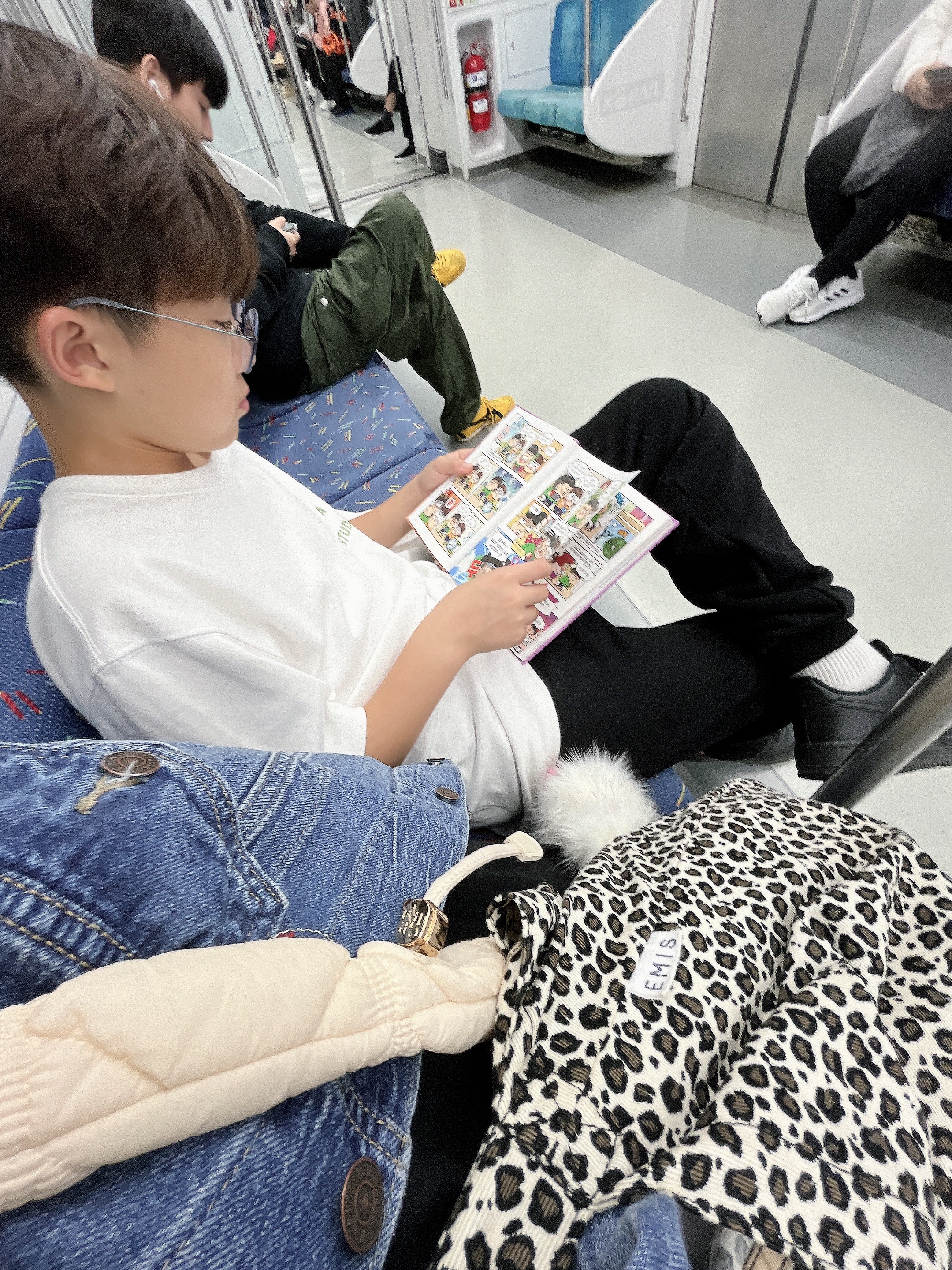 Stussy Kittens T-Shirt Black, IAB Studio T-Shirt White Light Green 착용 스타일 - 4