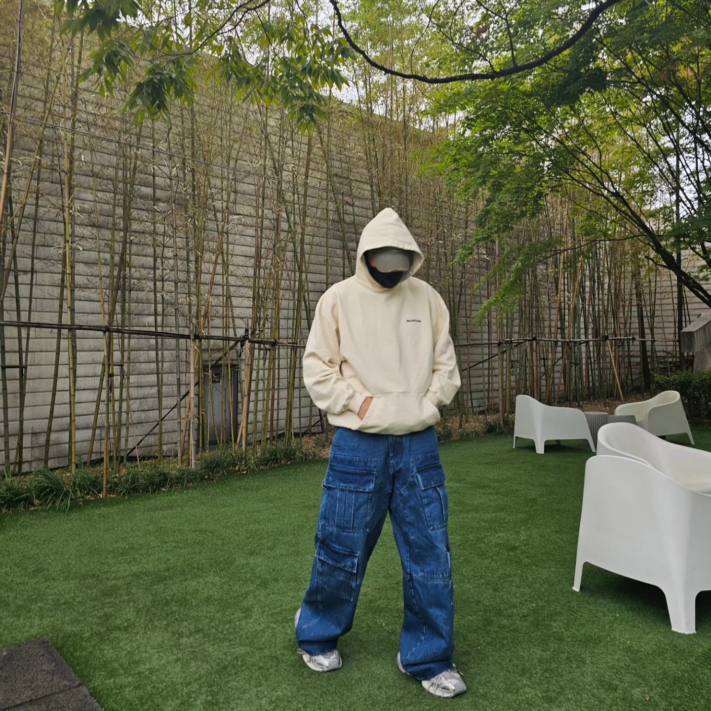 (W) Balenciaga Back Logo Oversized Hoodie Cream 착용 스타일 - 2