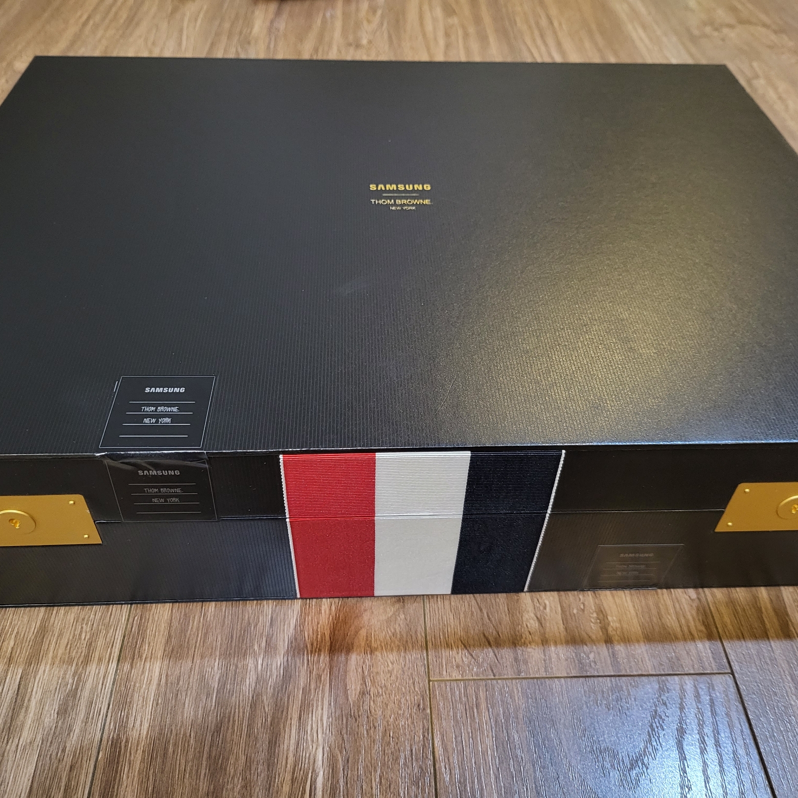 Samsung Galaxy Z Fold5 Thom Browne Edition (Korean Ver.) 착용 스타일 - 1