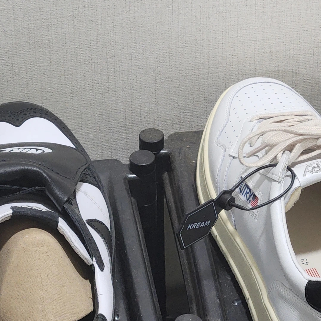 Autry Medalist Low Leather Sneakers White Black, Nike x Peaceminusone Kwondo1 Black and White 착용 스타일