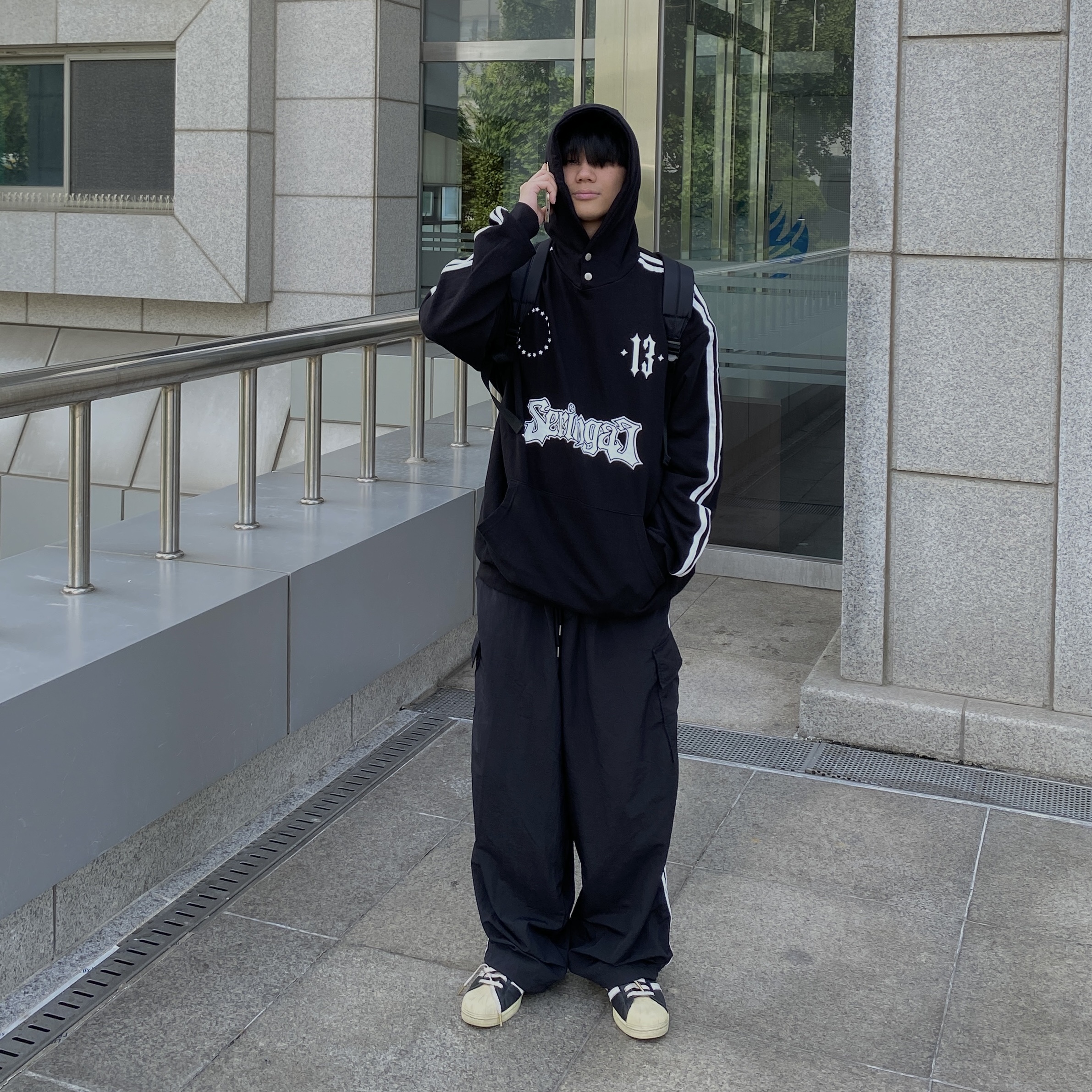 Adidas Superstar Premium Black White, CDG Backpack Black 착용 스타일 - 1