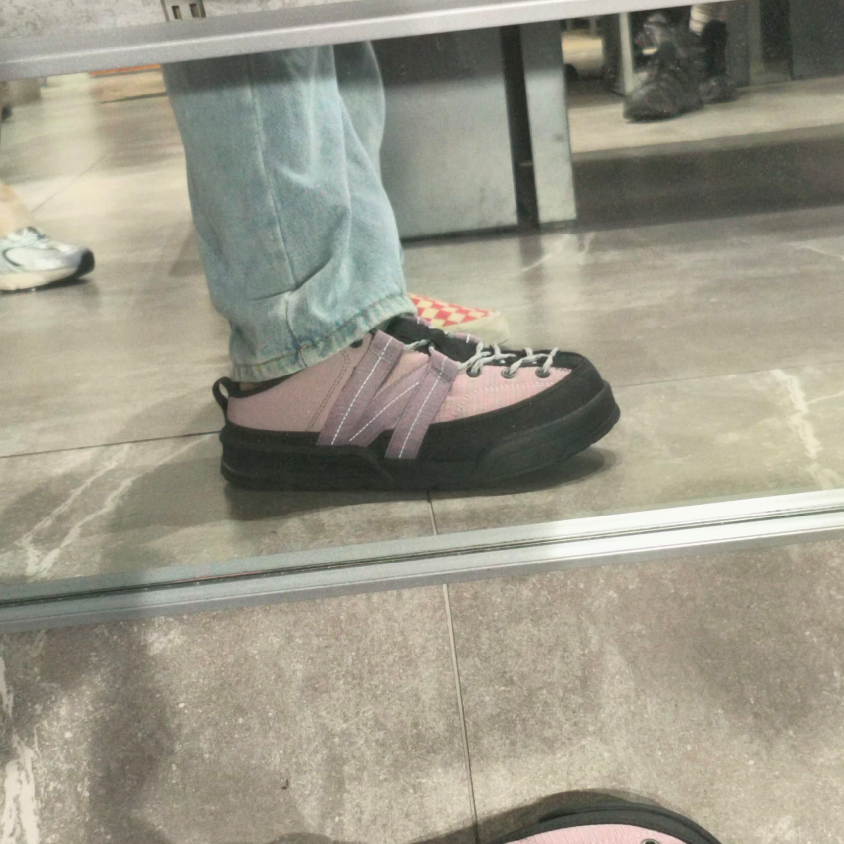 New Balance CRV Mule V2 Violet 착용 스타일 - 3