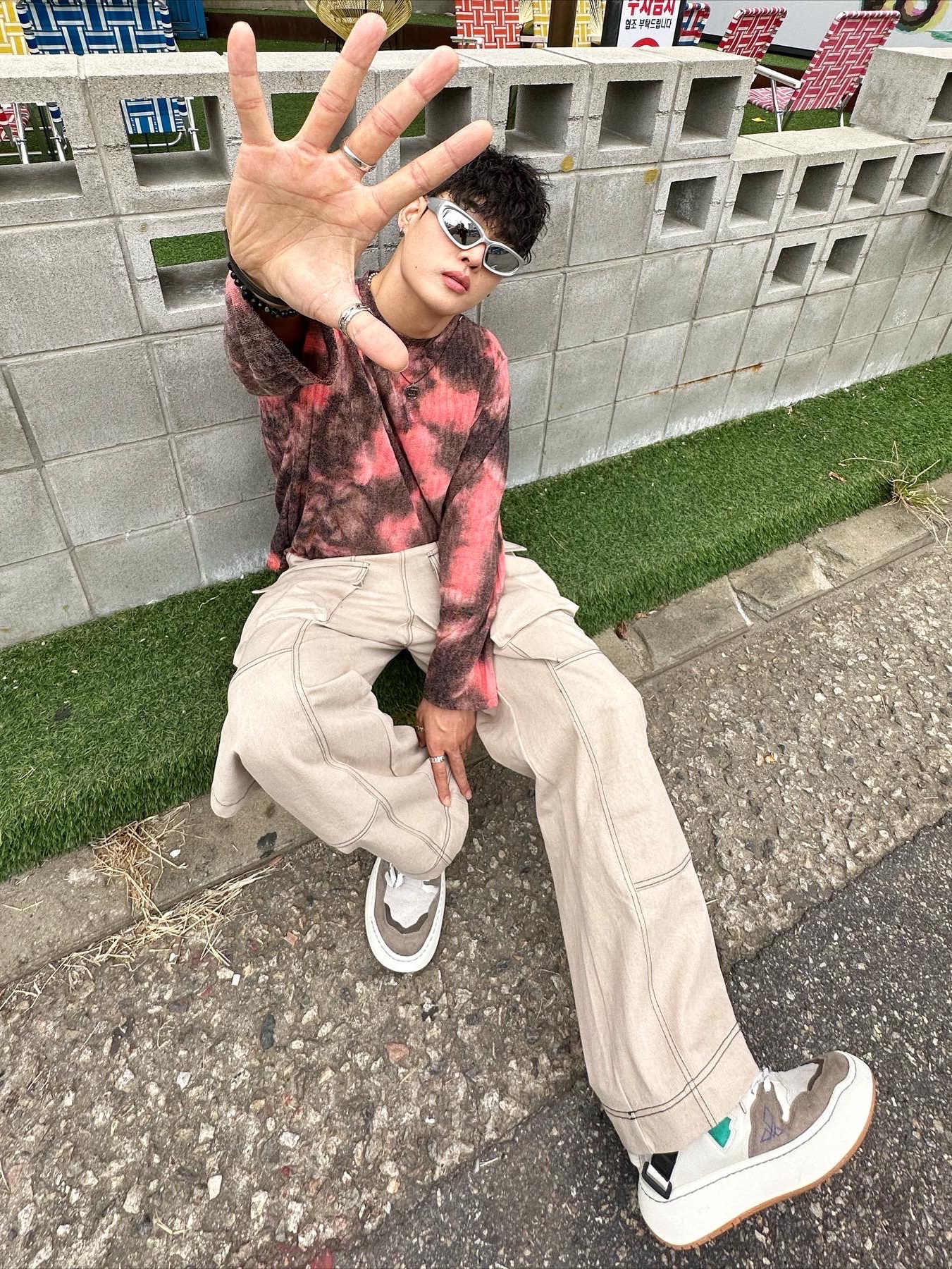 Ader Error Log; Khalif Green, Balenciaga Swift Oval Sunglasses Silver 착용 스타일 - 1