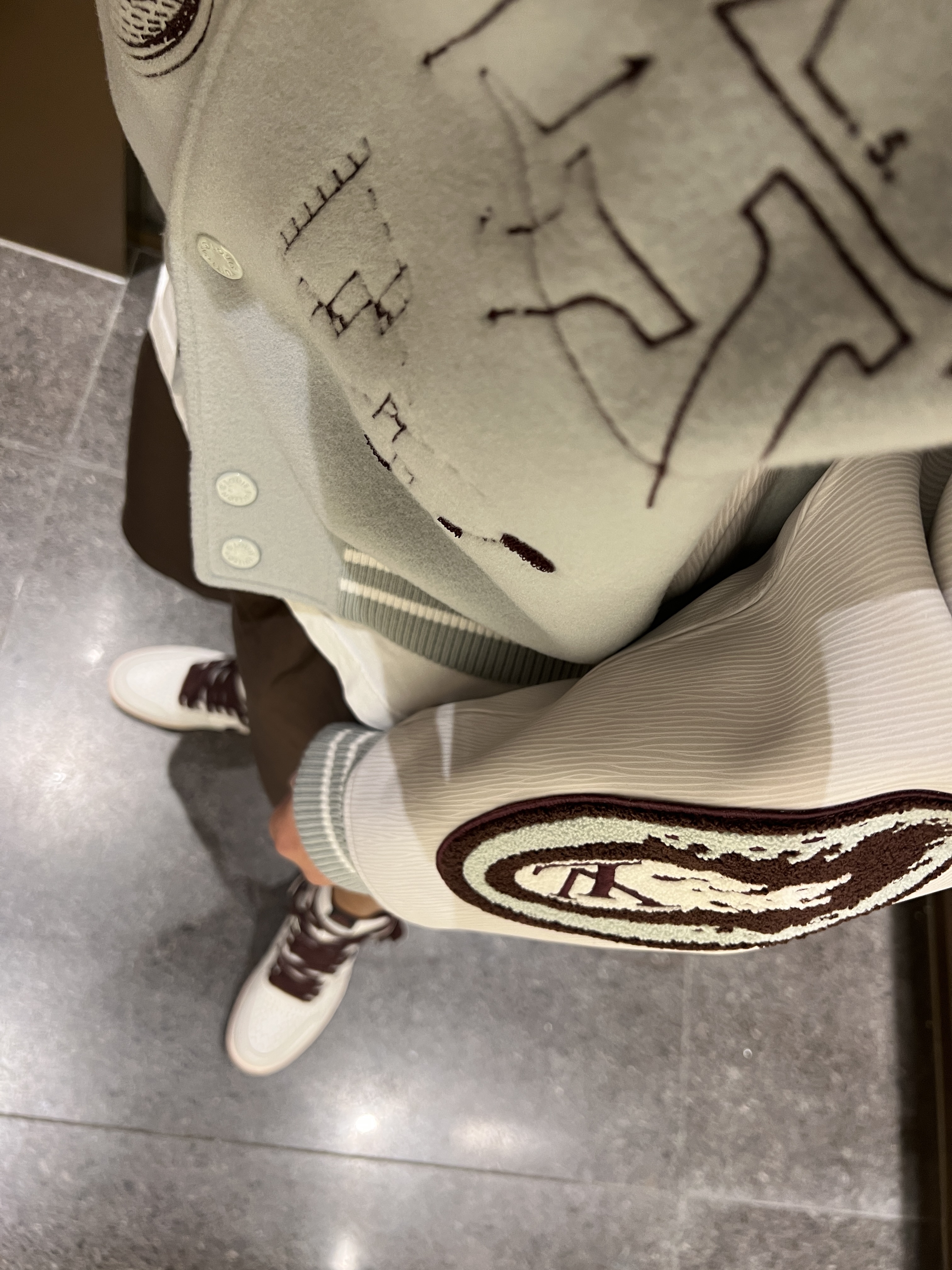 Louis Vuitton Varsity Leather Blouson Aqua, Jordan 1 x A Ma Maniere Retro High OG SP Sail and Burgundy 착용 스타일 - 3