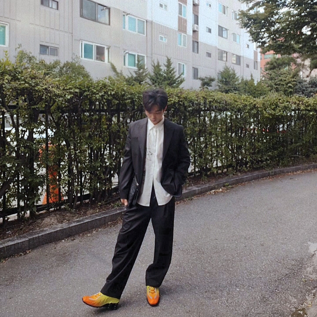 Nike x Martine Rose Shox MR4 Safety Orange 착용 스타일