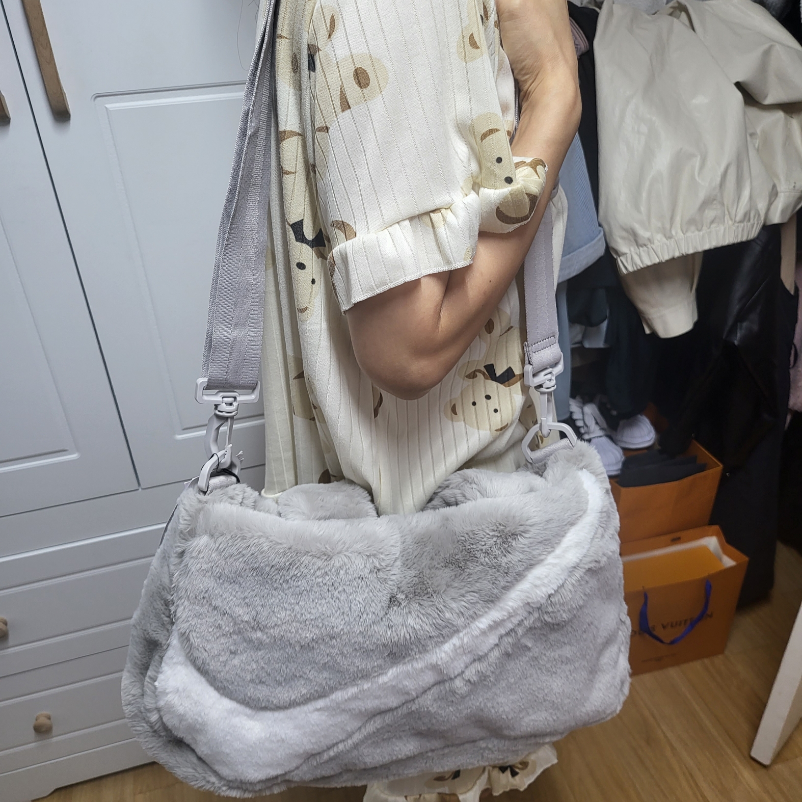 Nike NSW Faux Fur Tote Bag Light Iron Ore 착용 스타일 - 2