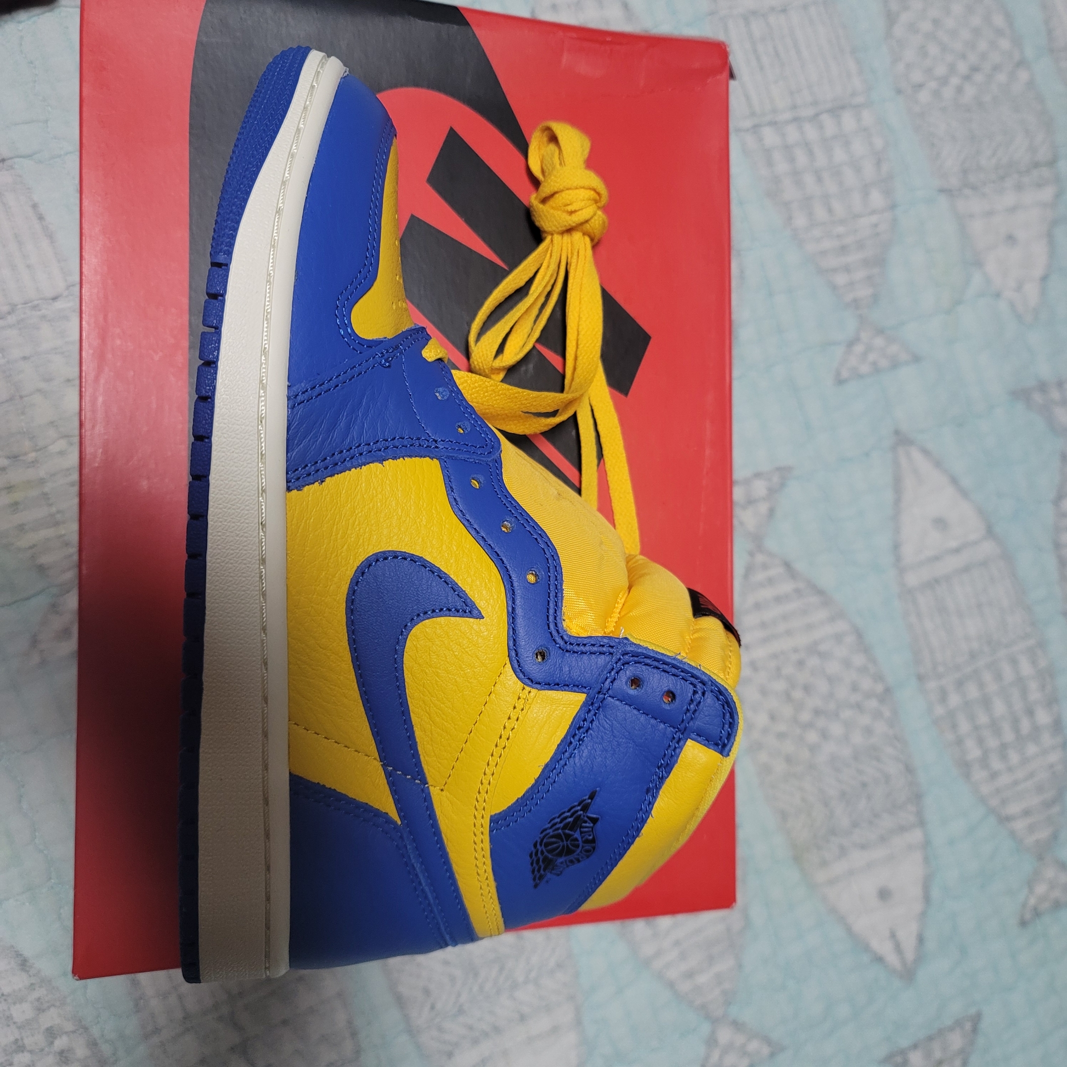 (W) Jordan 1 Retro High OG Game Royal and Varsity Maize 착용 스타일