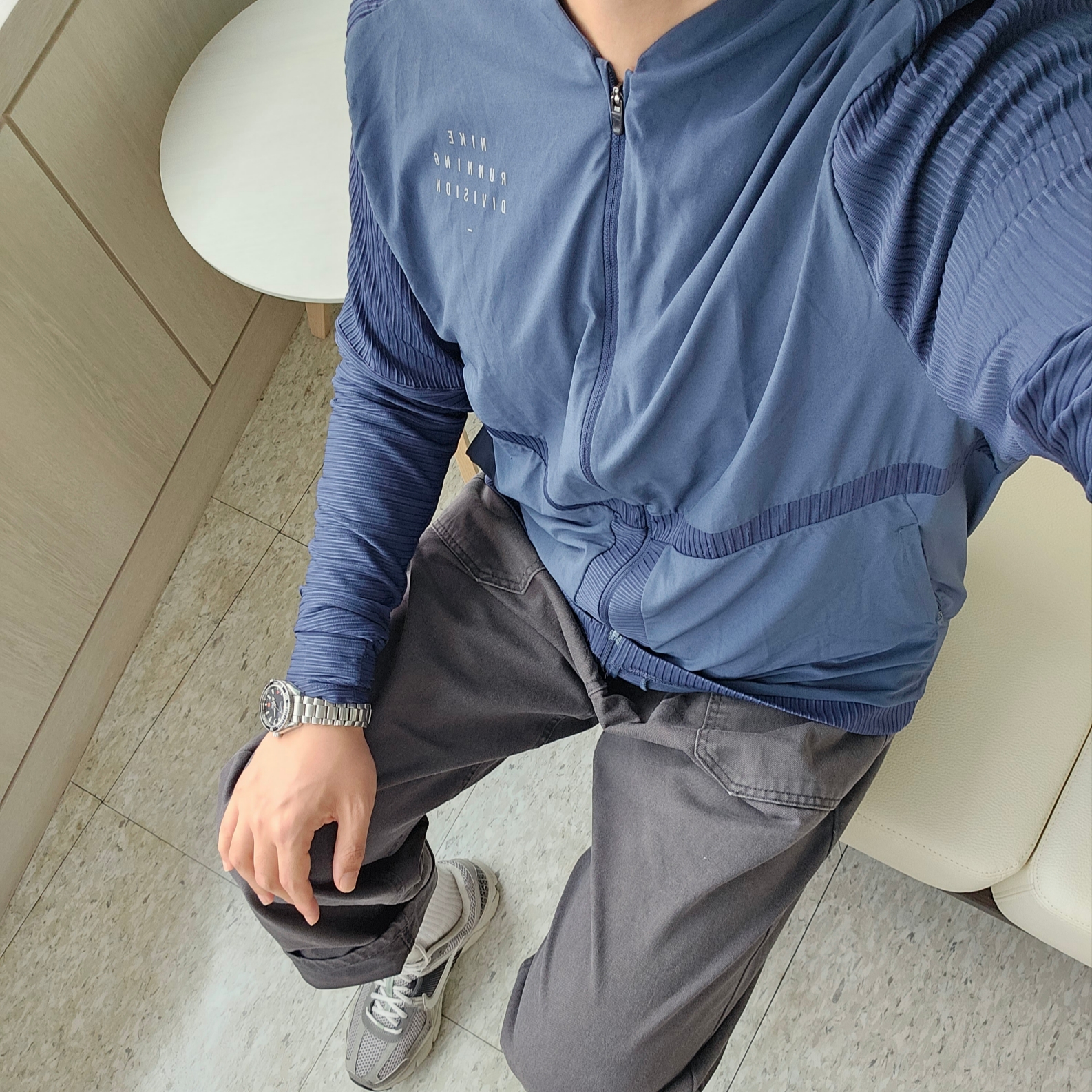 (W) Nike Zoom Vomero 5 Cobblestone and Flat Pewter, Omega Seamaster Planet Ocean 600M Co Axial Master Chronometer Steel Black 착용 스타일 - 2