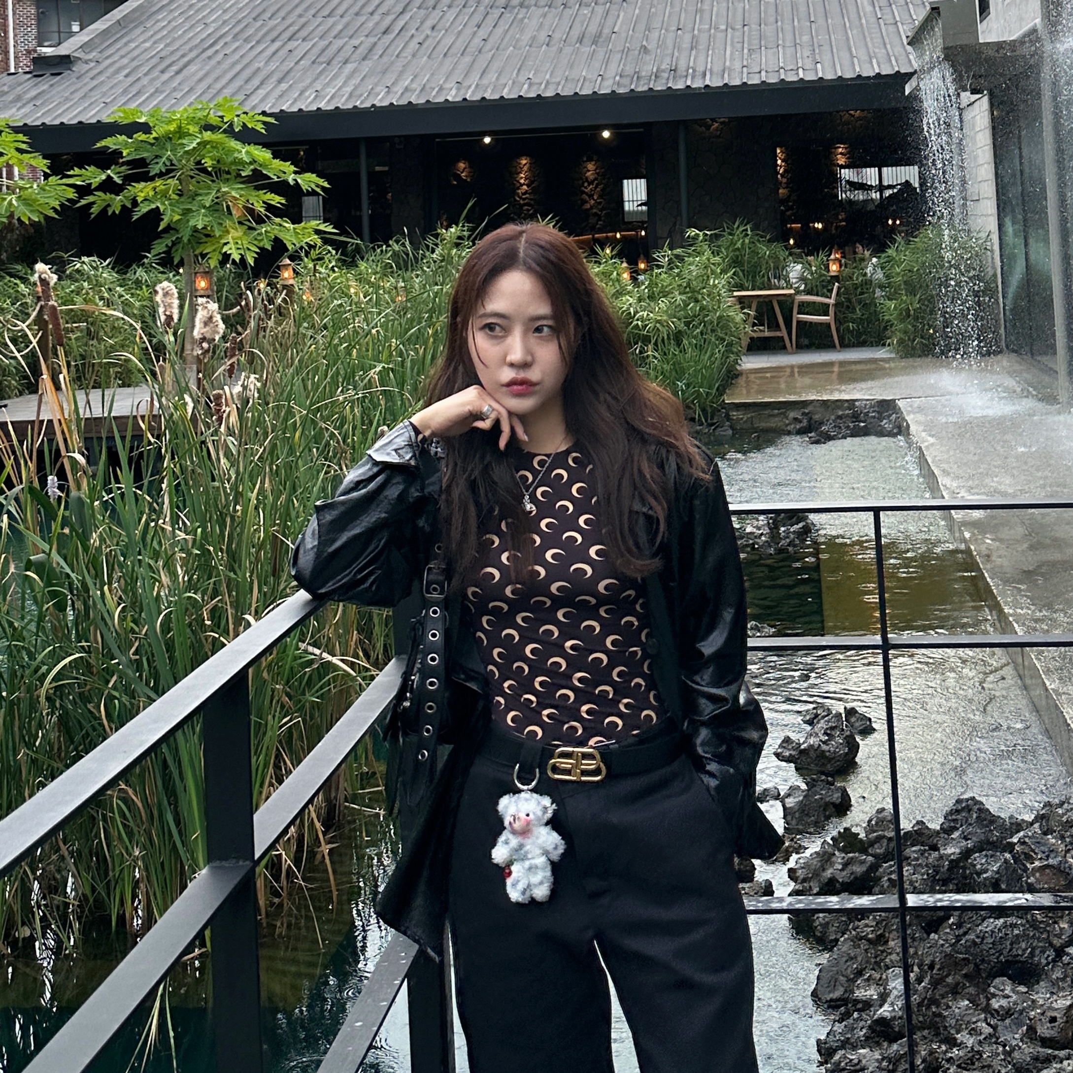 (W) Marine Serre Second Skin Top Brown Moon, Balenciaga Arena Lambskin Le Cagole XS Shoulder Bag Black 착용 스타일 - 2