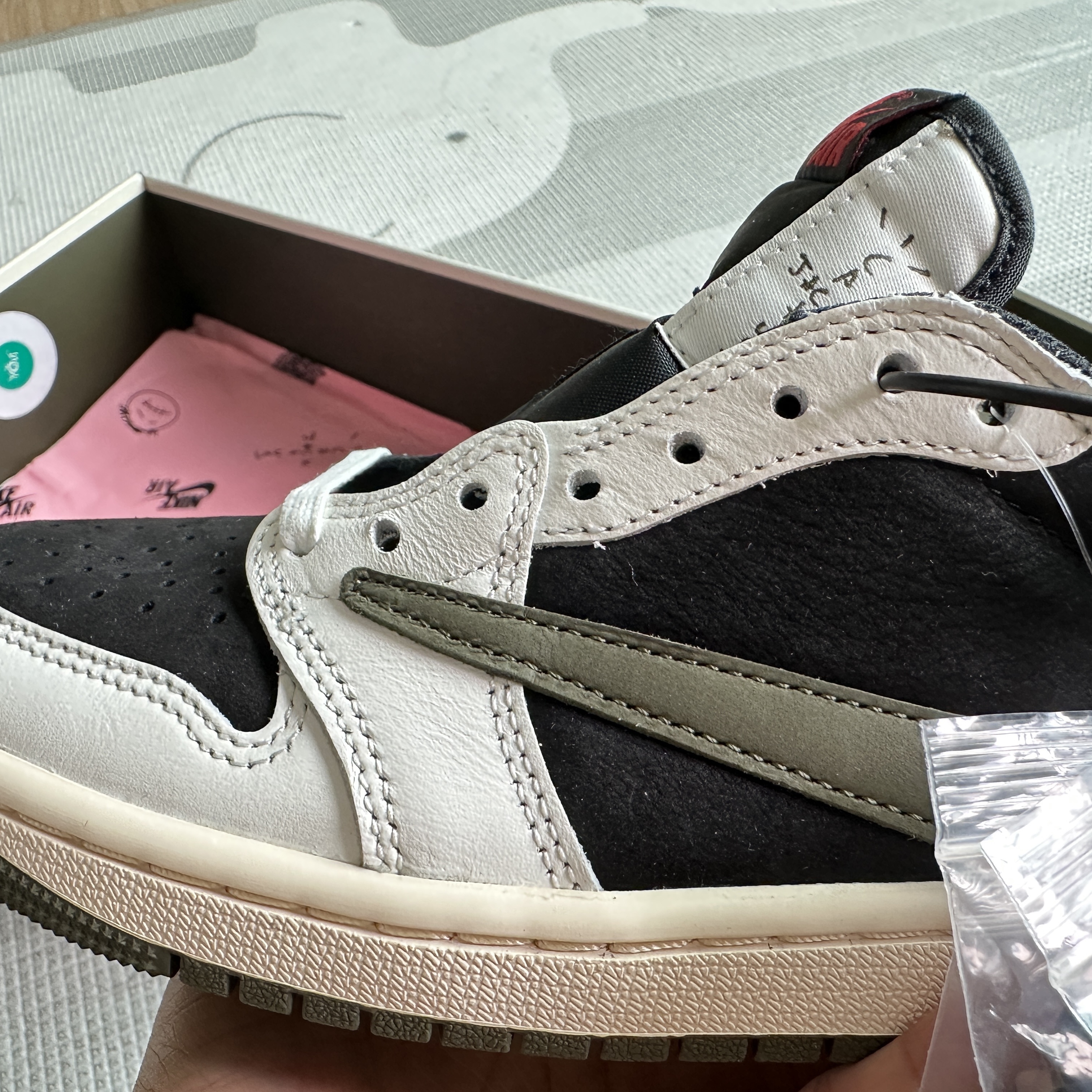 (W) Jordan 1 x Travis Scott Retro Low OG SP Medium Olive 착용 스타일 - 3