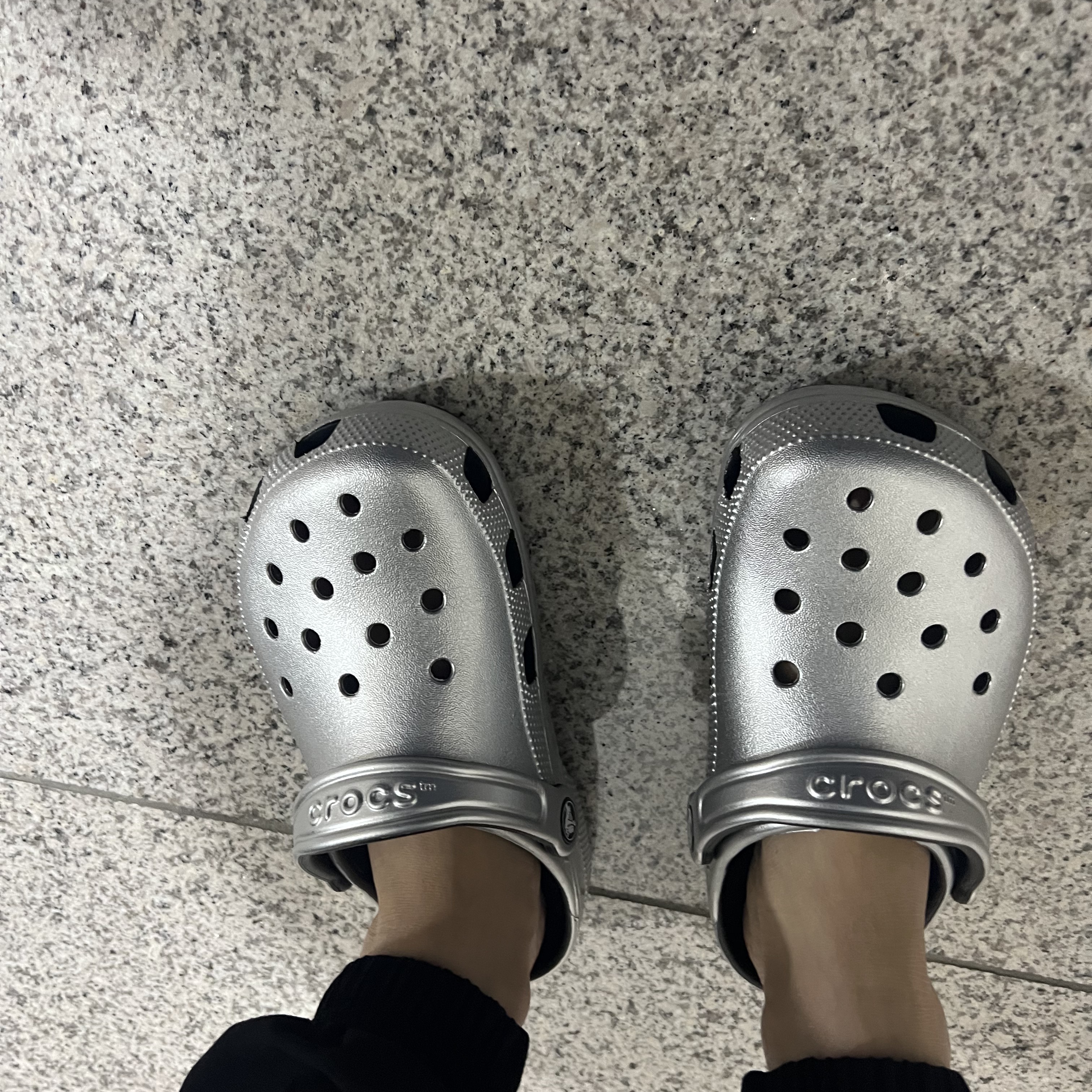 Crocs Classic Metallic Clog Silver 착용 스타일