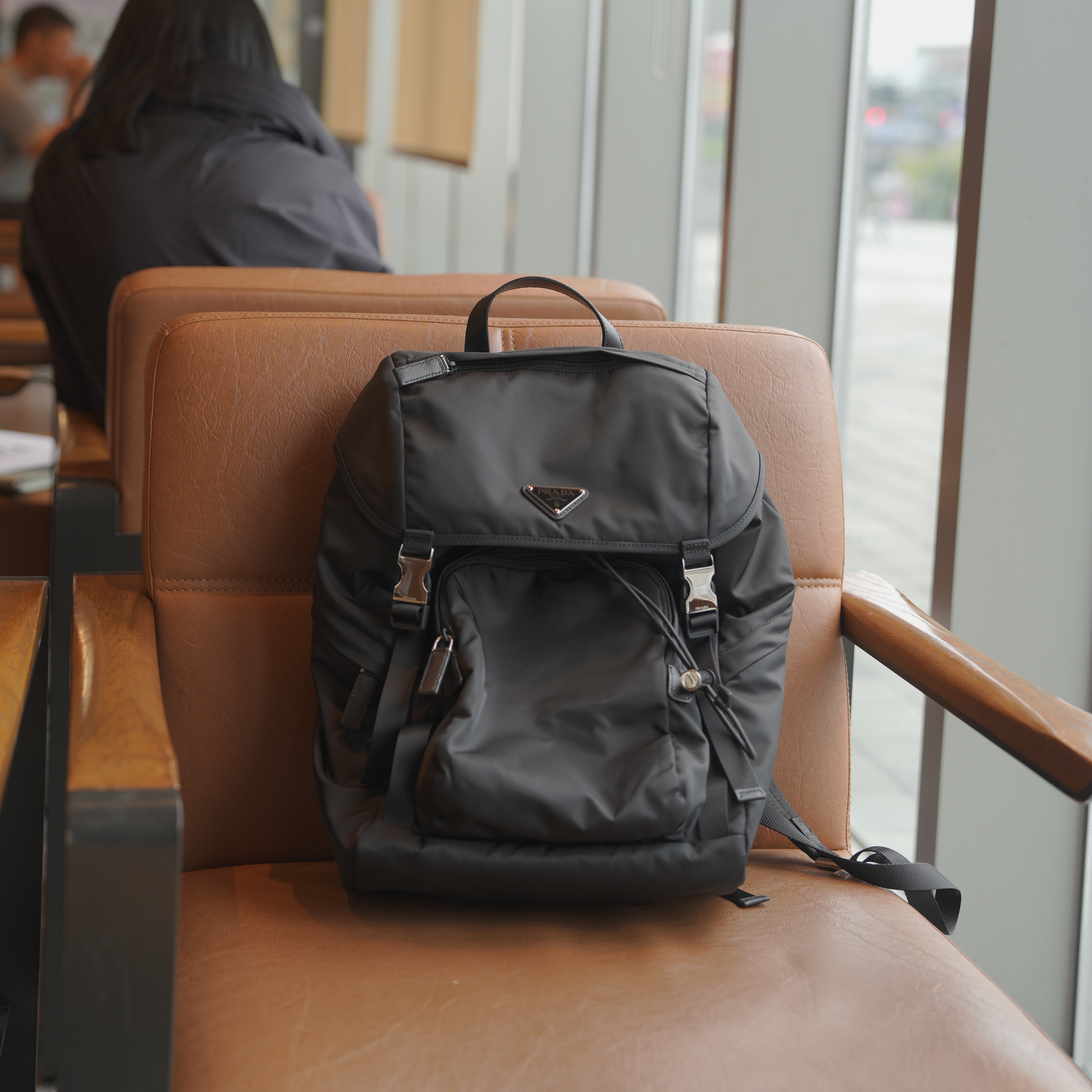 Prada Re-Nylon and Saffiano Leather Backpack Black 착용 스타일 - 2