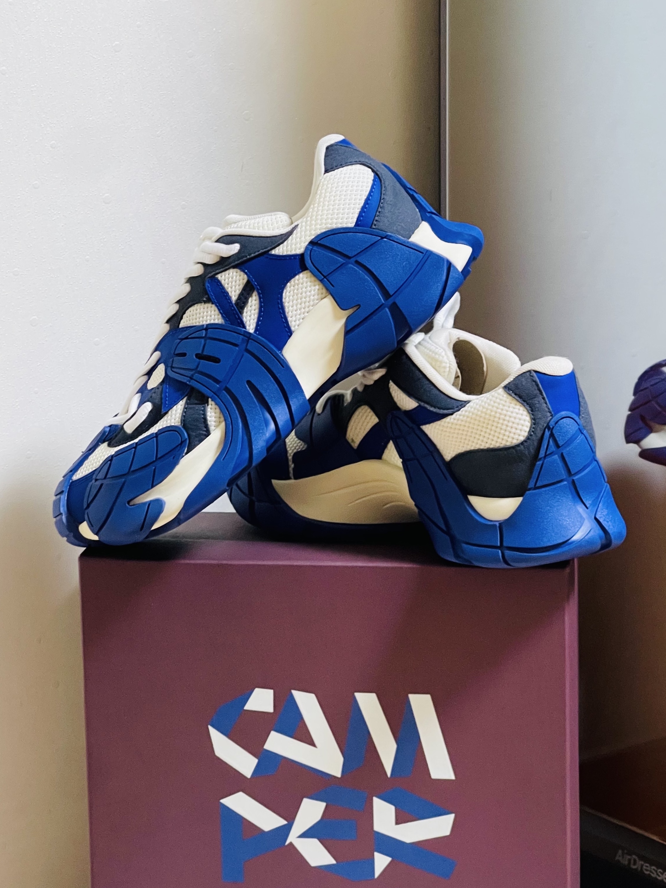 Camper Tormenta Dark Blue White 착용 스타일 - 1