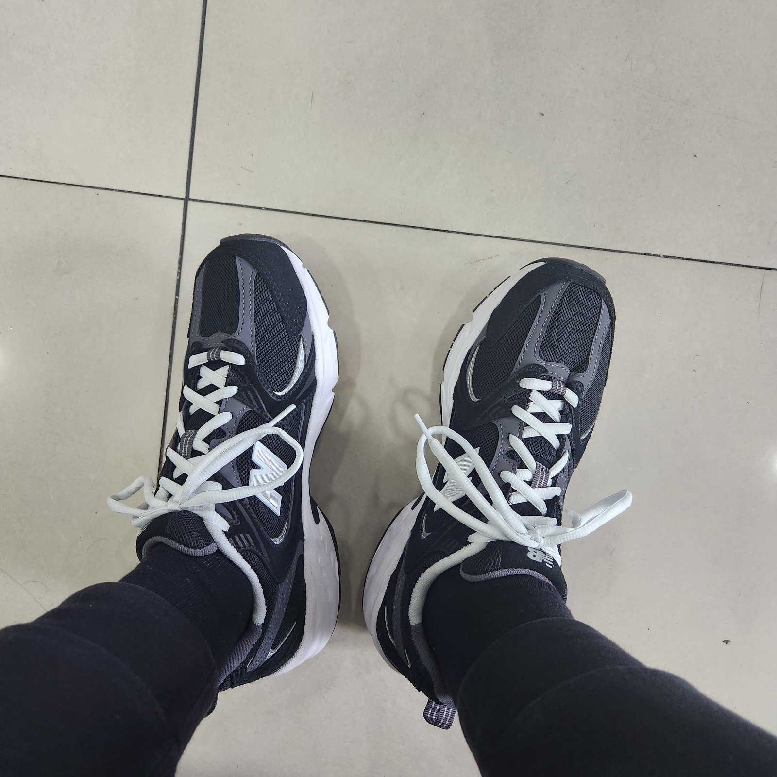 New Balance 530 Classic Black 착용 스타일 - 1