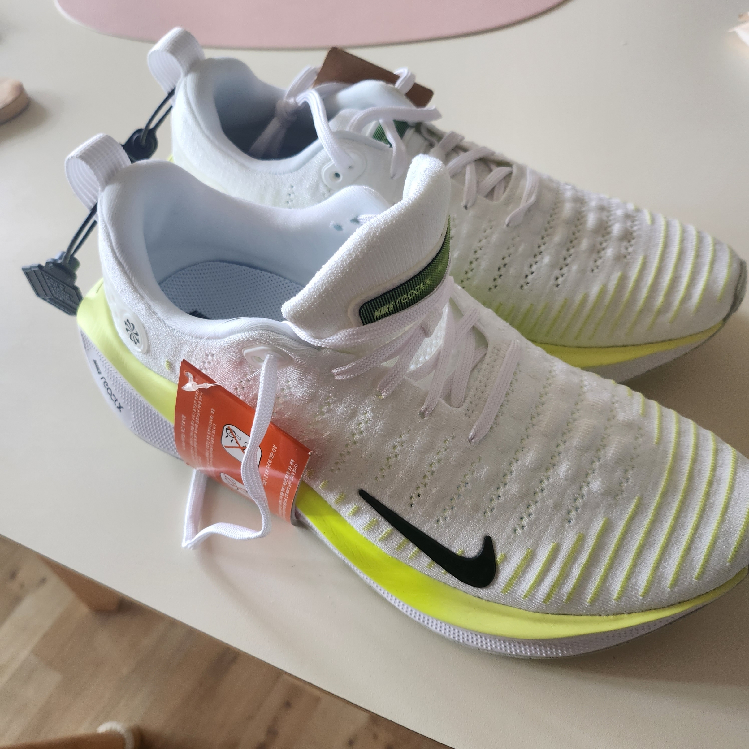 Nike ReactX Infinity Run 4 White Light Lemon Twist 착용 스타일