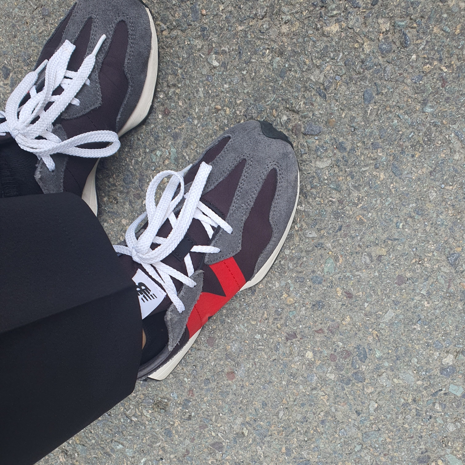 New Balance 327 Magnet Team Red 착용 스타일 - 3