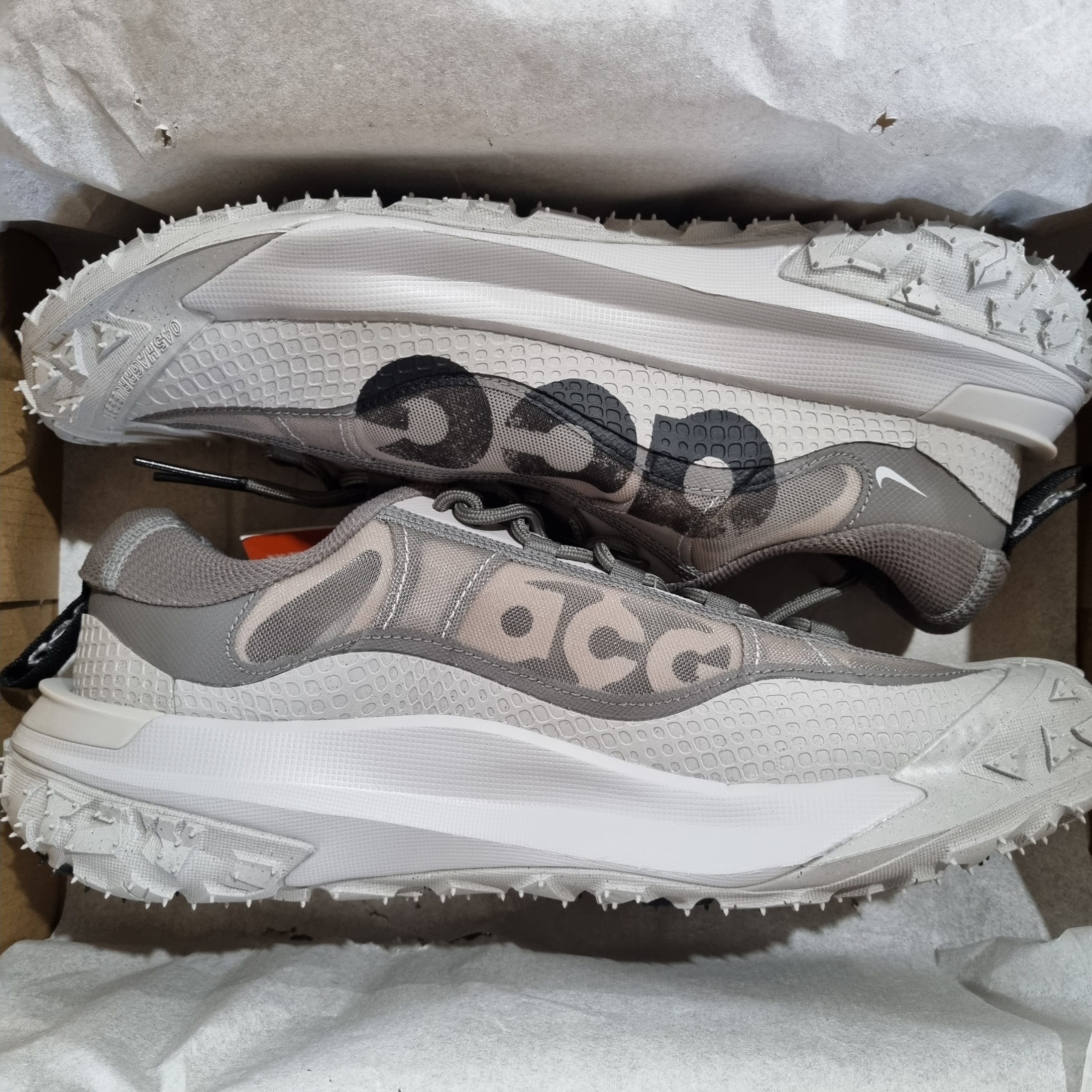 Nike ACG Mountain Fly 2 Low Light Iron Ore Black 착용 스타일