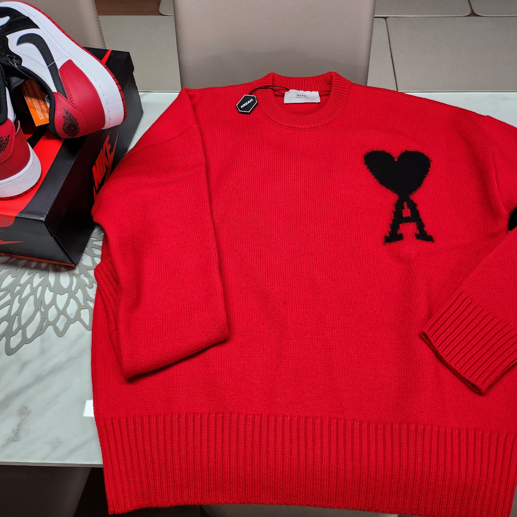 AMI de Coeur Oversize Intarsia Sweater Red Black - 22SS 착용 스타일