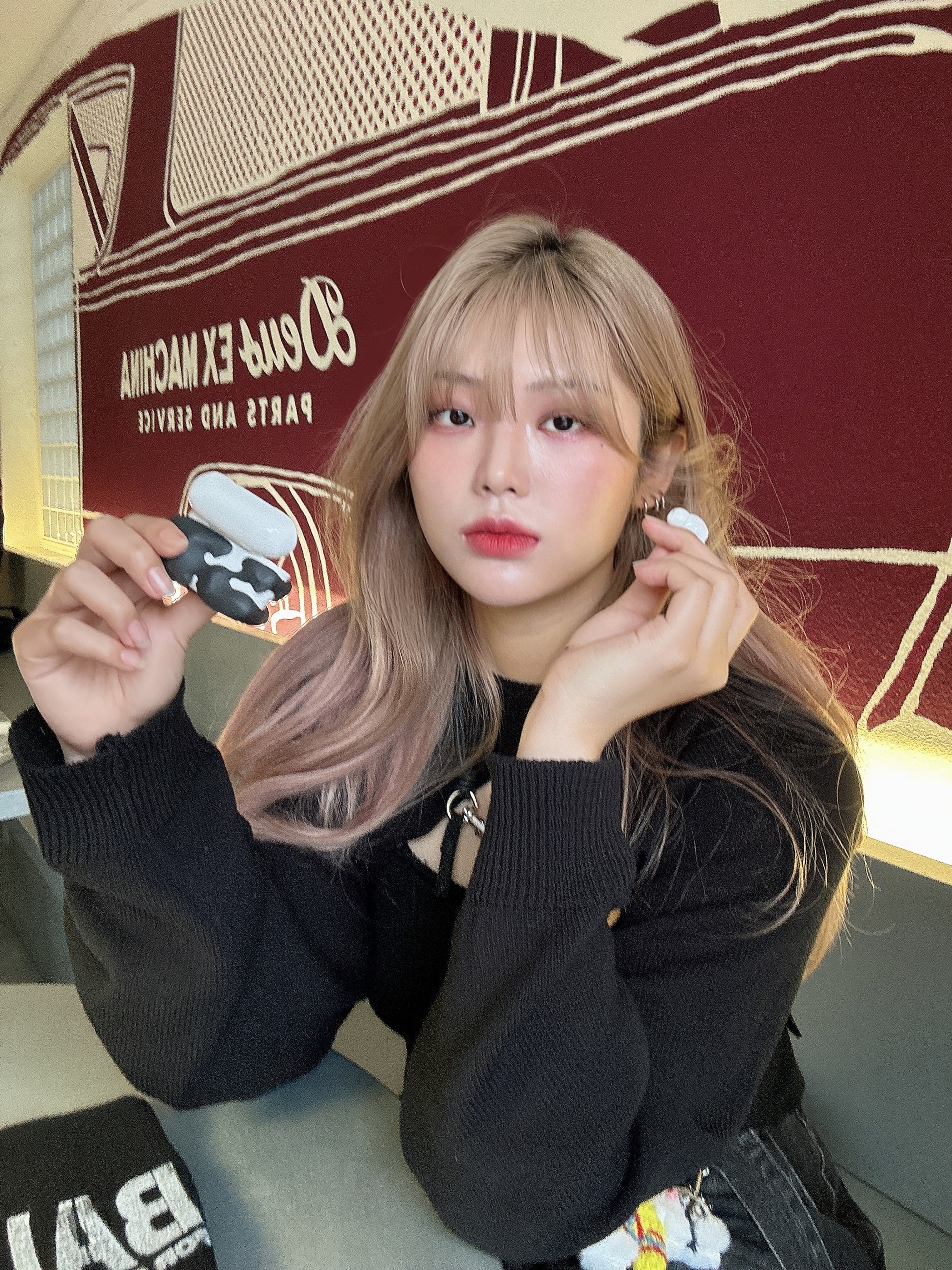 [KREAM 단독] Test Artifact Era Pro Drip Black, Apple AirPods Pro 2nd Gen (Korean Ver.) 착용 스타일 - 3