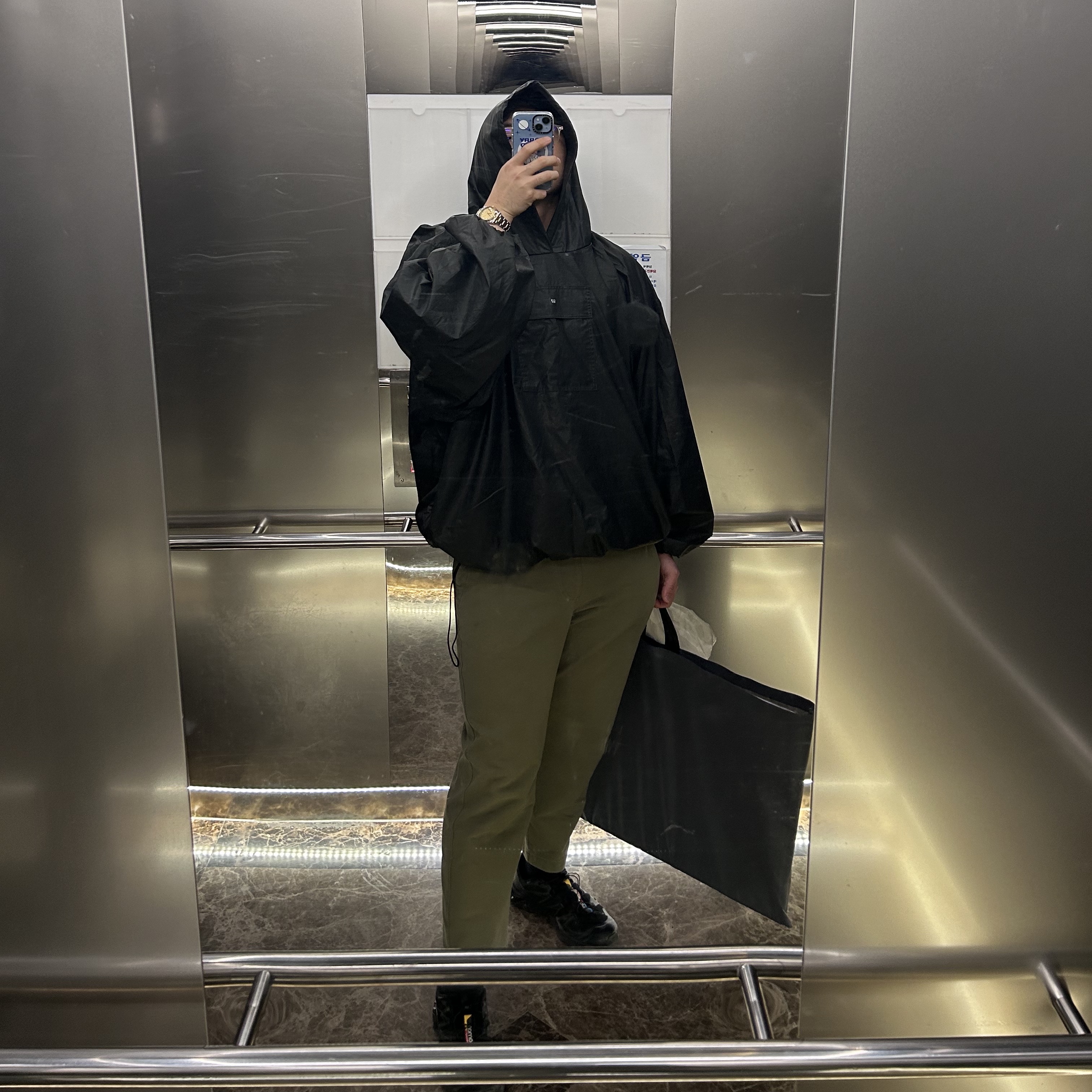 Yeezy Gap Engineered By Balenciaga Coated Cotton Anorak Black 착용 스타일