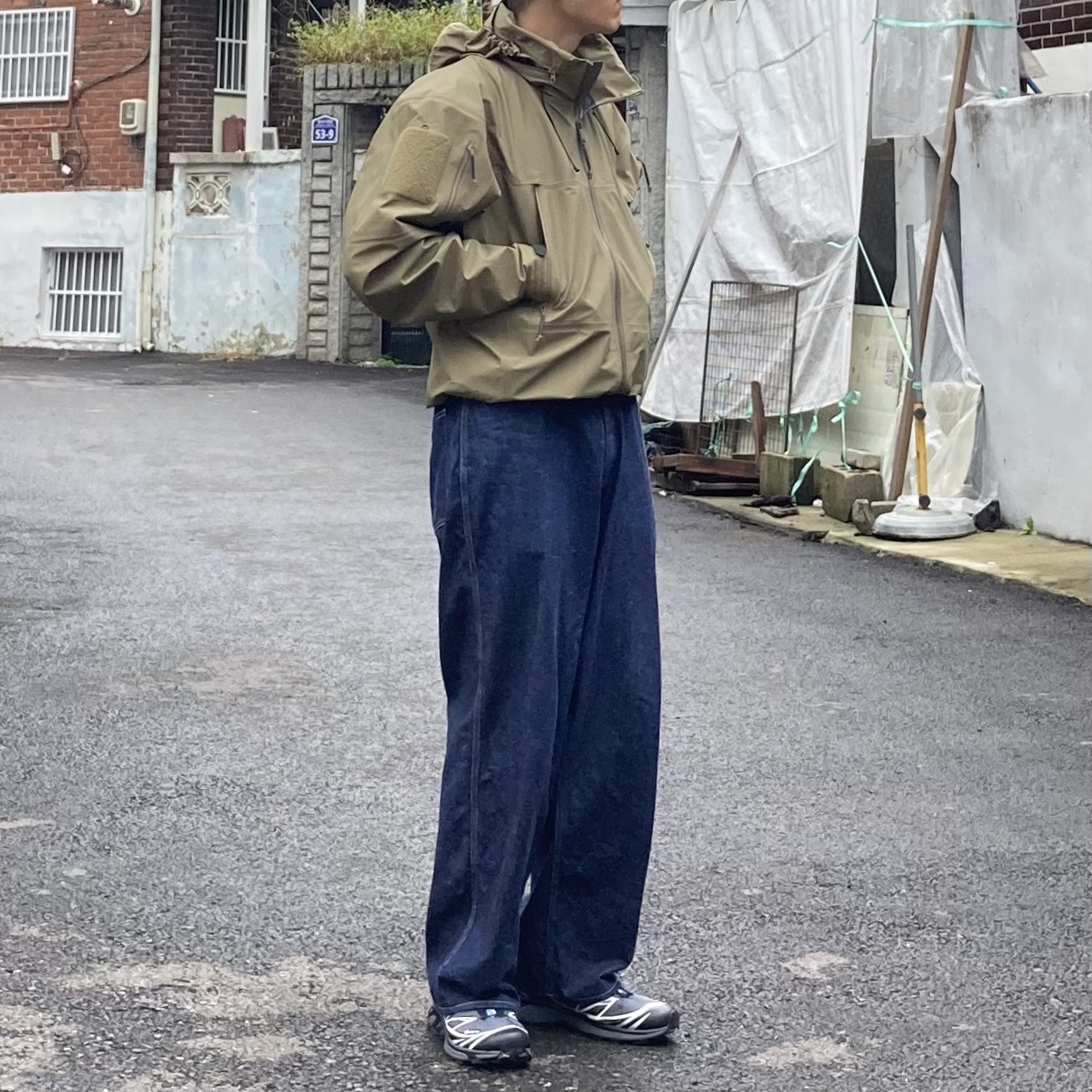 Arc'teryx LEAF Alpha Jacket Gen 2 Crocodile, Salomon XT-6 Gore-Tex Black Ebony 착용 스타일 - 1