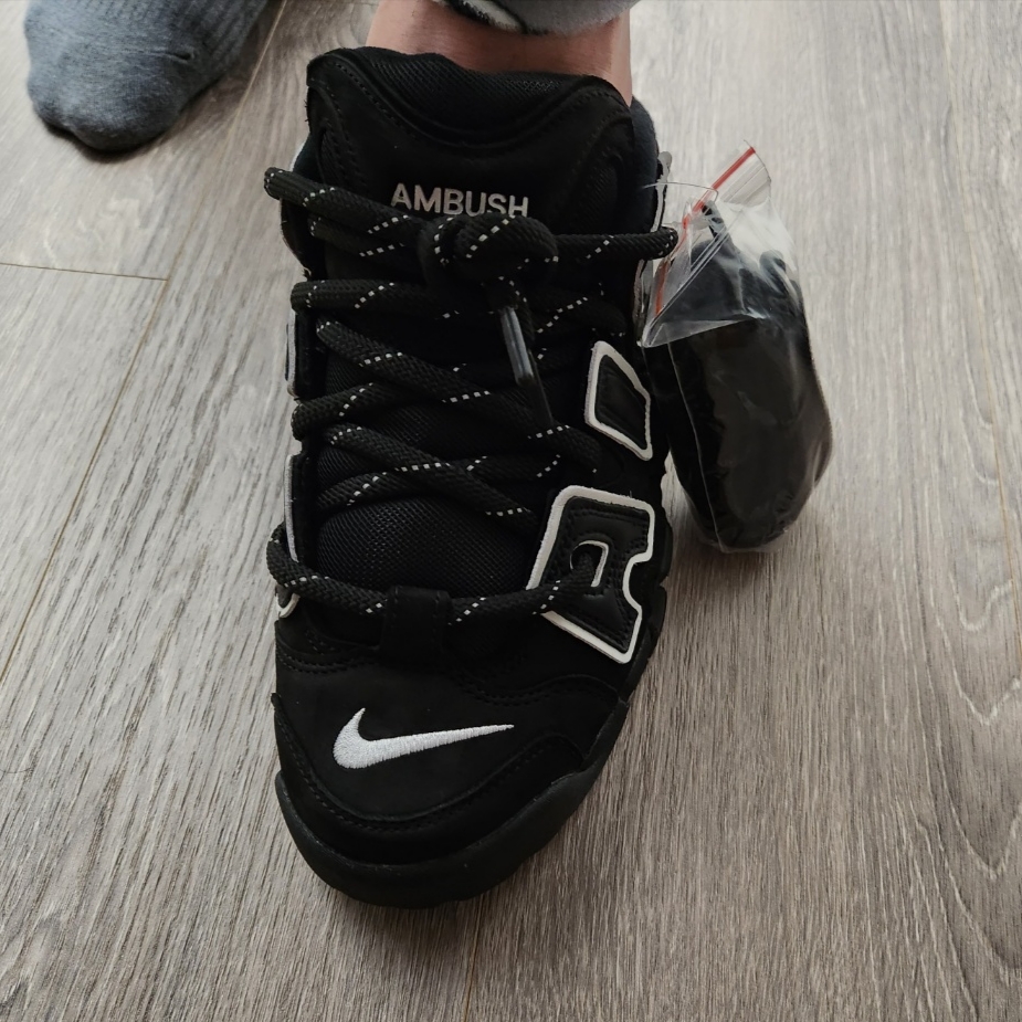 Nike x Ambush Air More Uptempo Low Black and White 착용 스타일 - 2