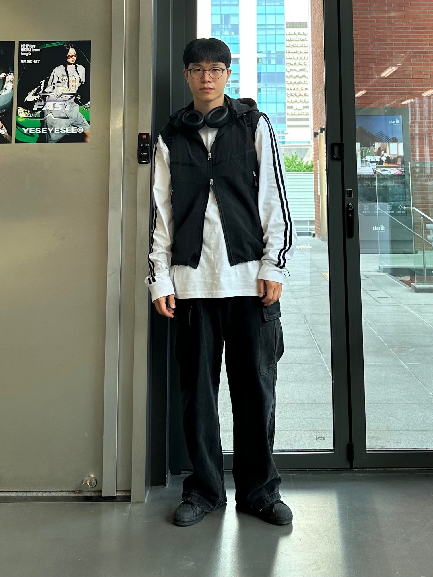 Adidas Superstar Core Black White 착용 스타일