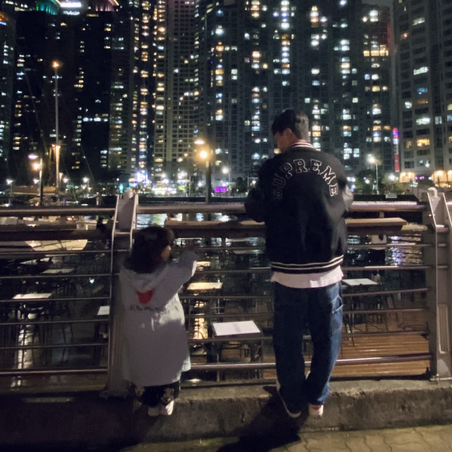 Supreme Tiger Varsity Jacket Black - 23FW, Jordan 1 x Travis Scott Retro Low OG SP Sail and Ridgerock 착용 스타일 - 2