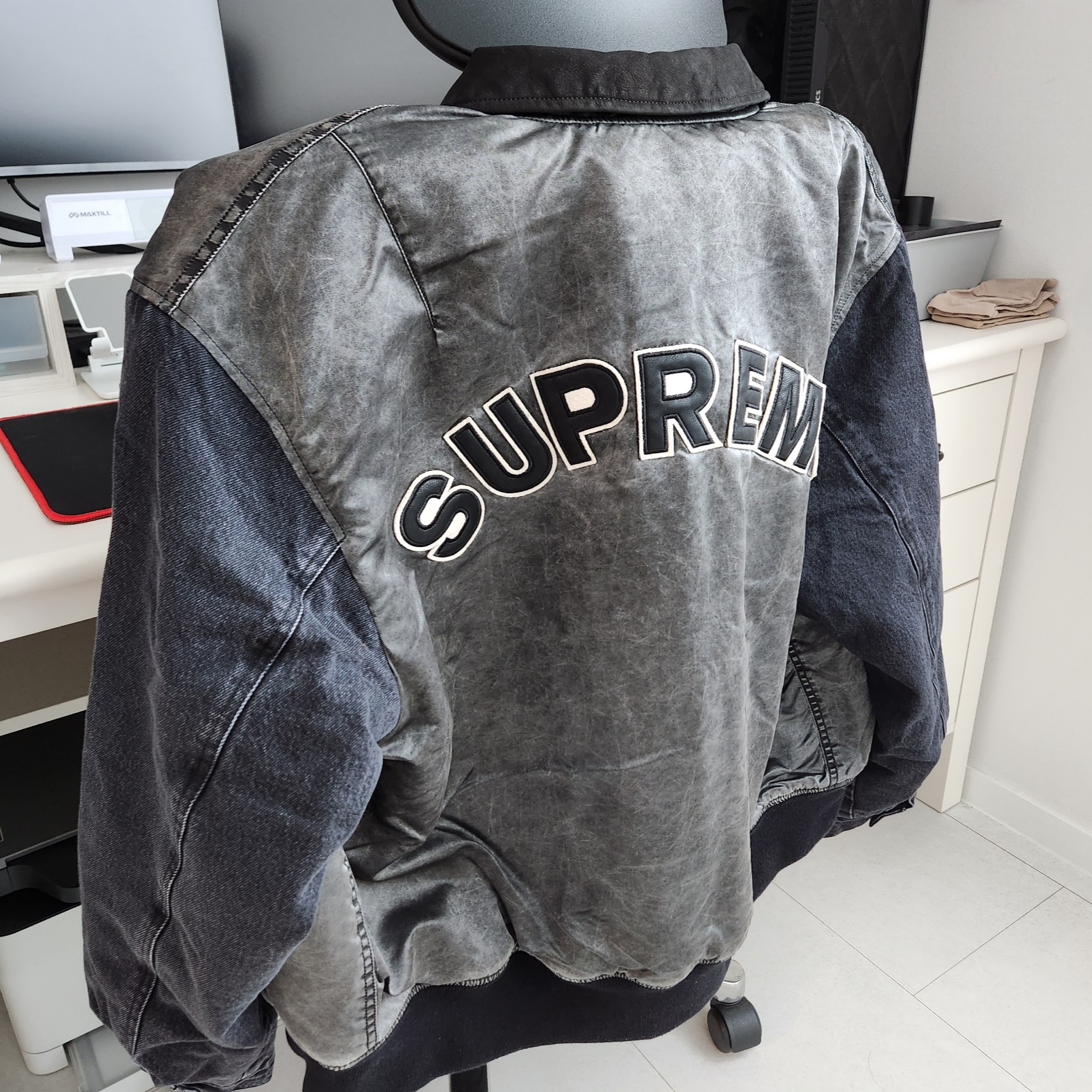 Supreme Denim Sleeve MA-1 Black - 23SS, Supreme Box Logo Hooded Sweatshirt Charcoal - 21FW 착용 스타일 - 2