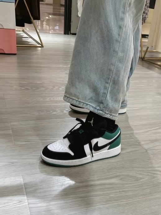(GS) Jordan 1 Low Black Mystic Green 착용 스타일 - 1