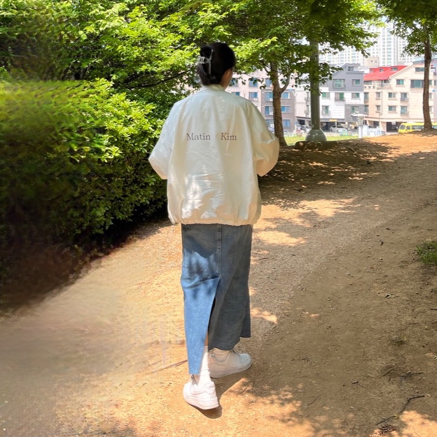 (W) Nike Air Force 1 '07 Low White, (W) Matin Kim Logo Coating Jumper Ivory 착용 스타일 - 1