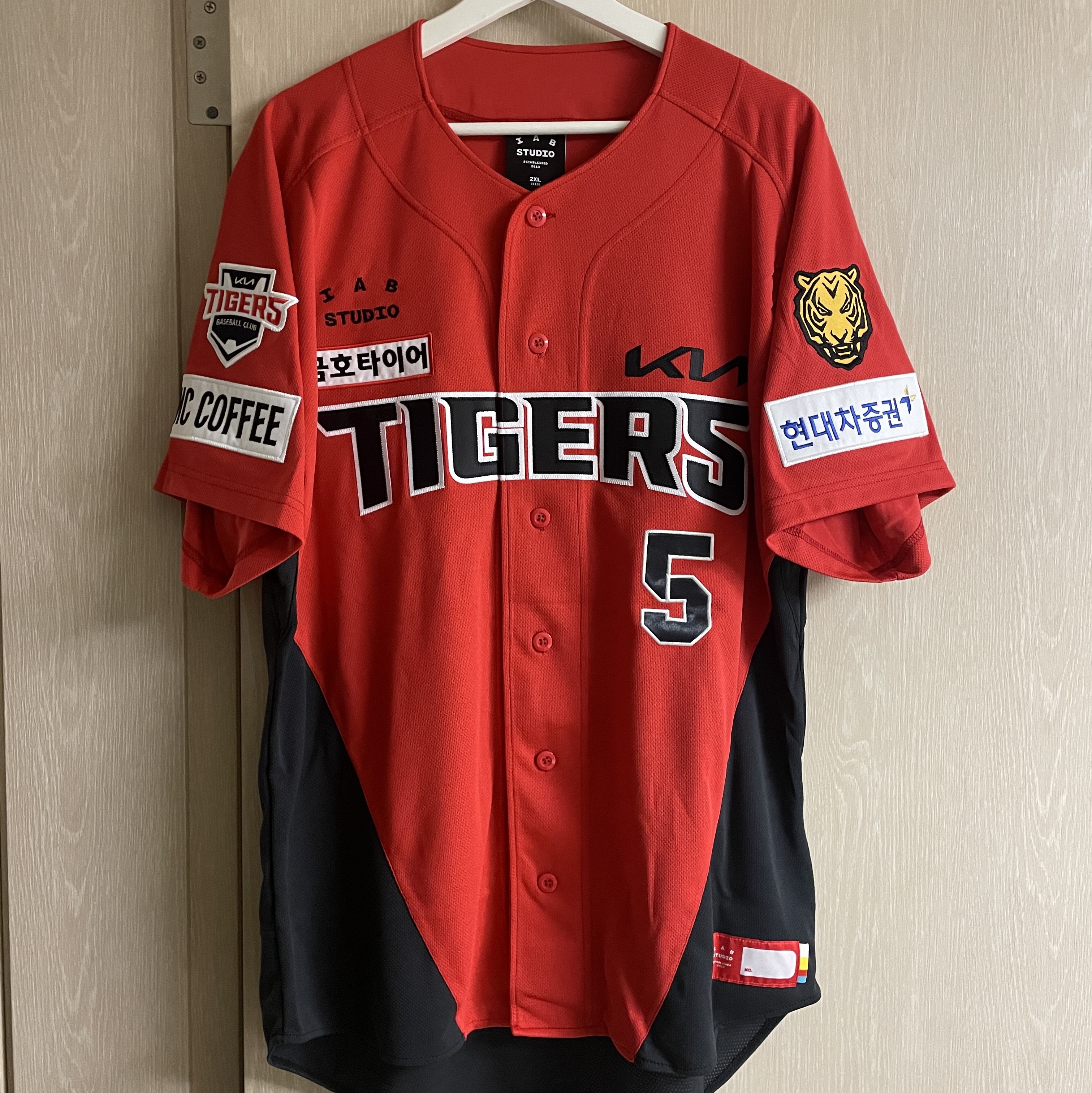 Kia Tigers x IAB Studio Authentic Alt Uniform Red Patch Ver. 1 (Non Marking Ver.) 착용 스타일