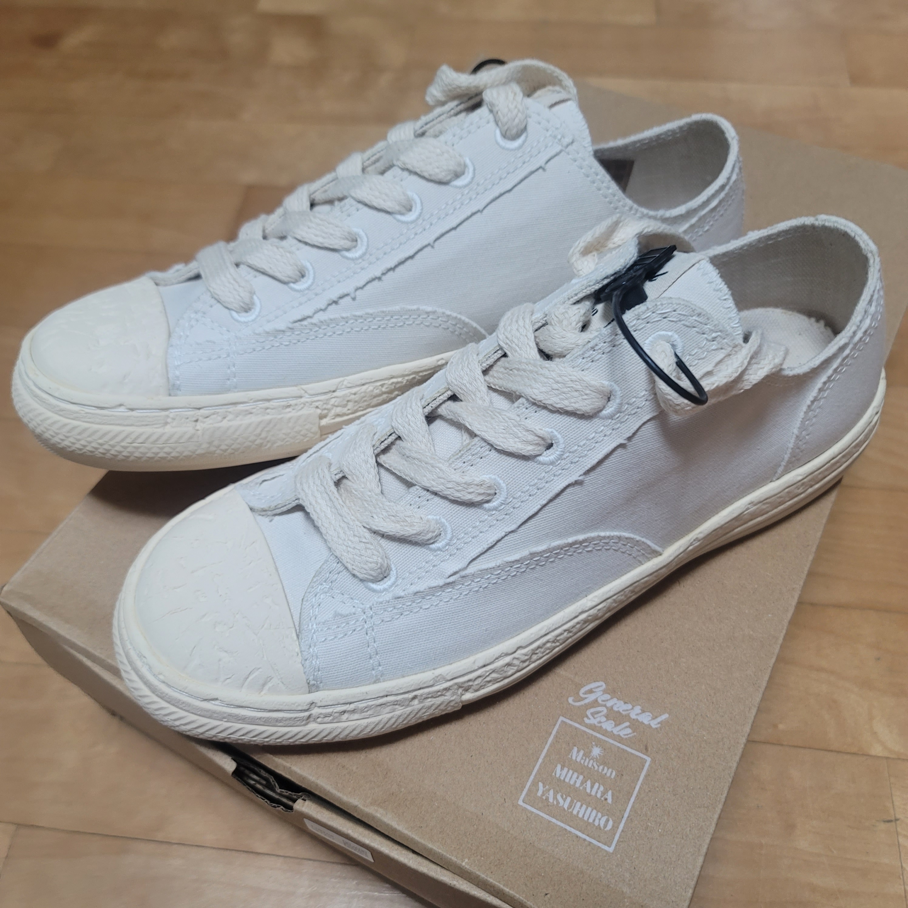 Maison Mihara Yasuhiro General Scale Past Sole 6-Hole Low-top Sneakers White 착용 스타일 - 1