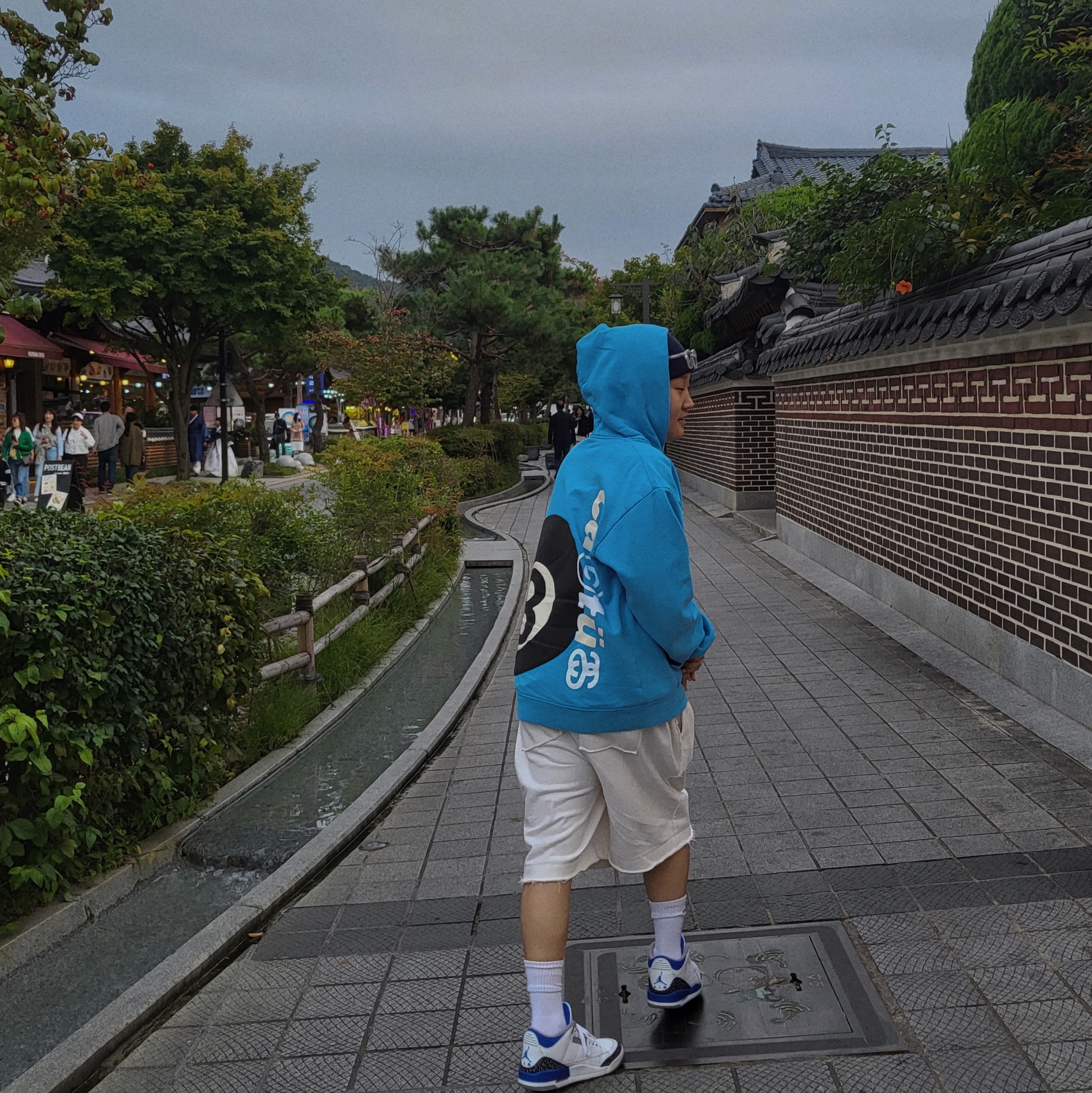 Stussy x Cactus Plant Flea Market 8 Ball Pigment Dyed Hoodie Blue, Jordan 3 Retro Racer Blue 착용 스타일 - 1