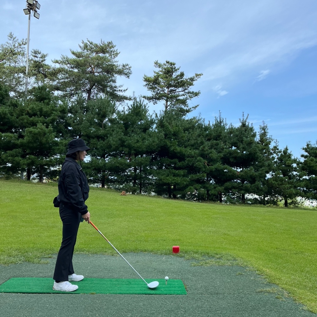 Arc'teryx Sinsolo Hat Black, Jordan 1 Low Golf Pure Platinum 착용 스타일