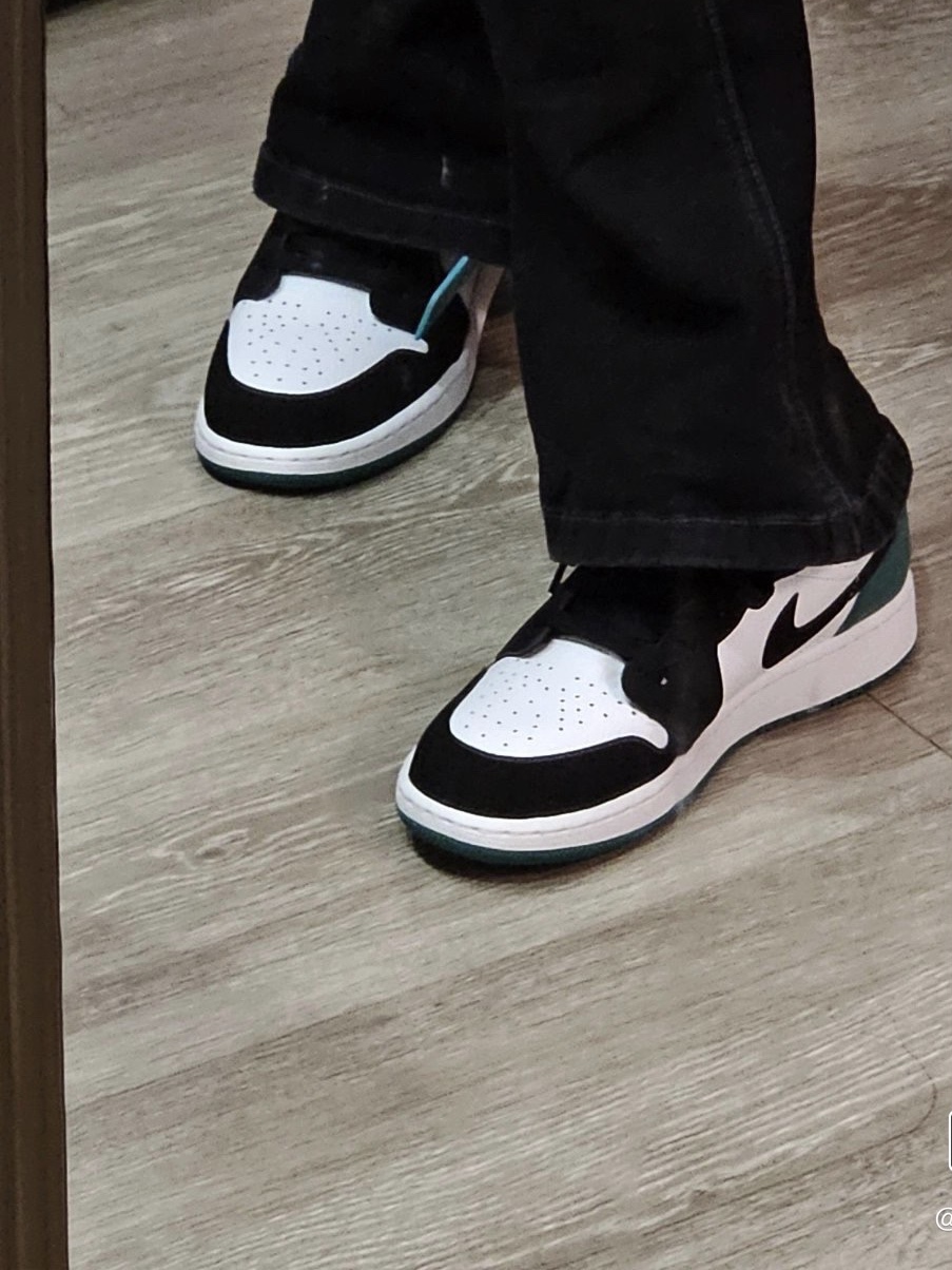 (GS) Jordan 1 Low Black Mystic Green 착용 스타일 - 1