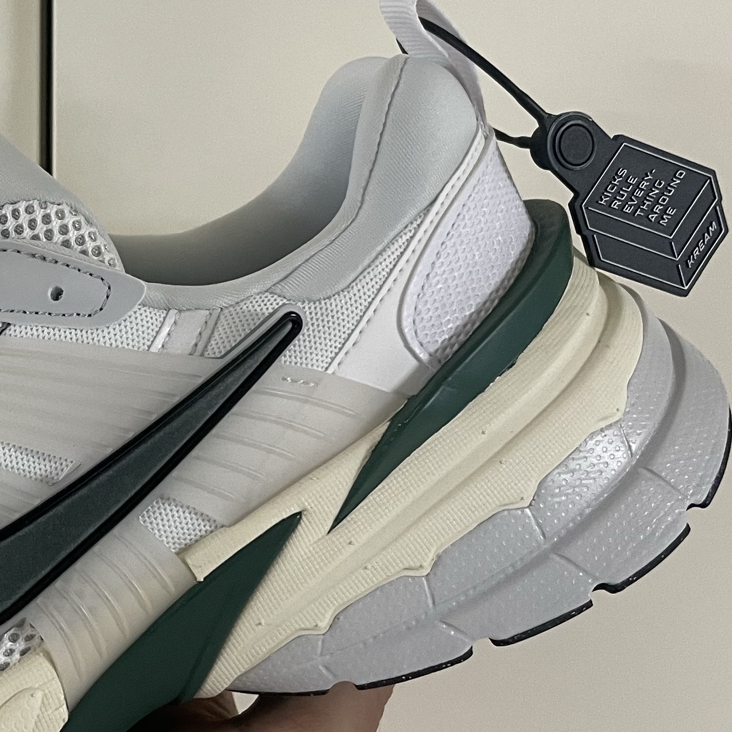 Nike V2K Run White Fir 착용 스타일