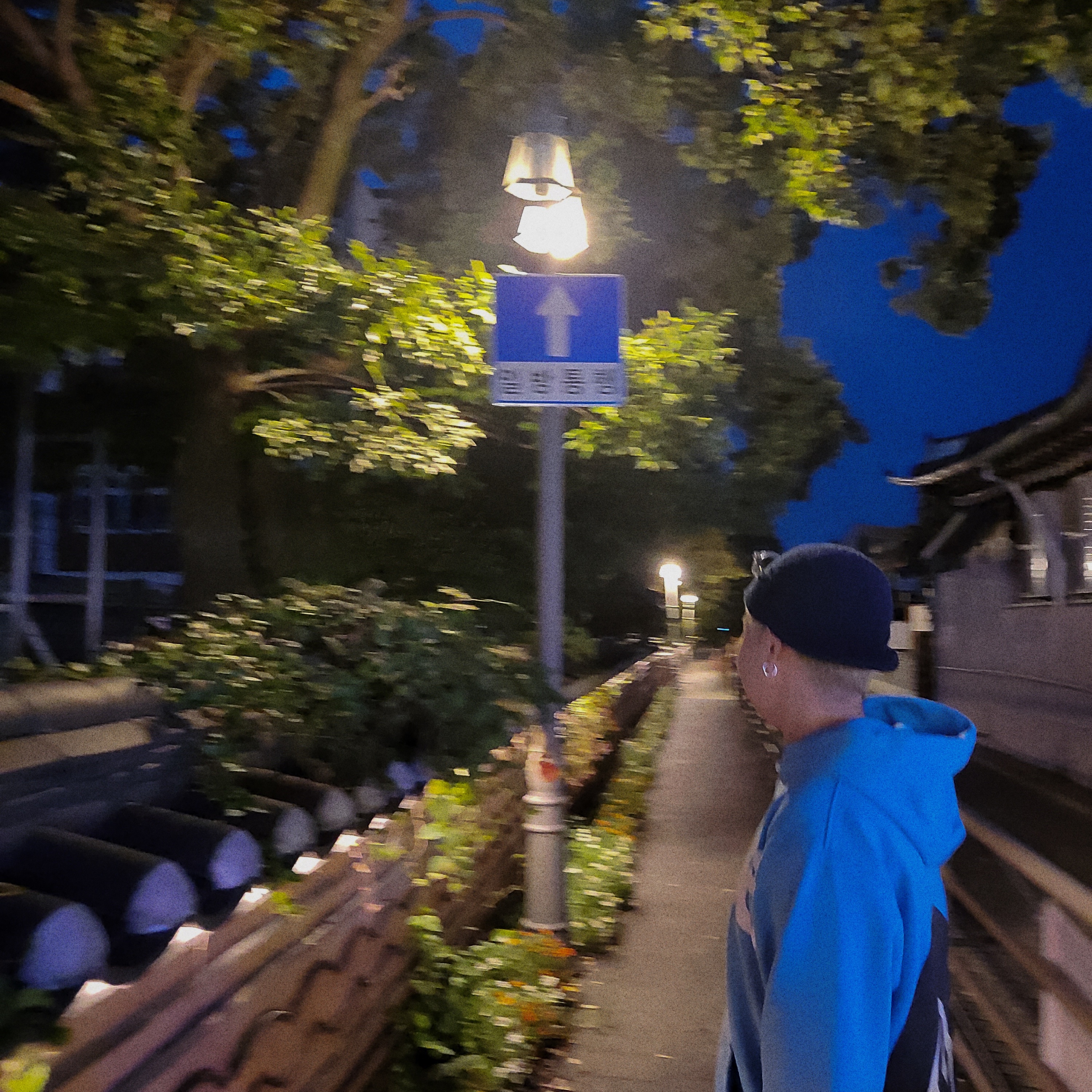 Stussy x Cactus Plant Flea Market 8 Ball Pigment Dyed Hoodie Blue, Jordan 3 Retro Racer Blue 착용 스타일 - 3