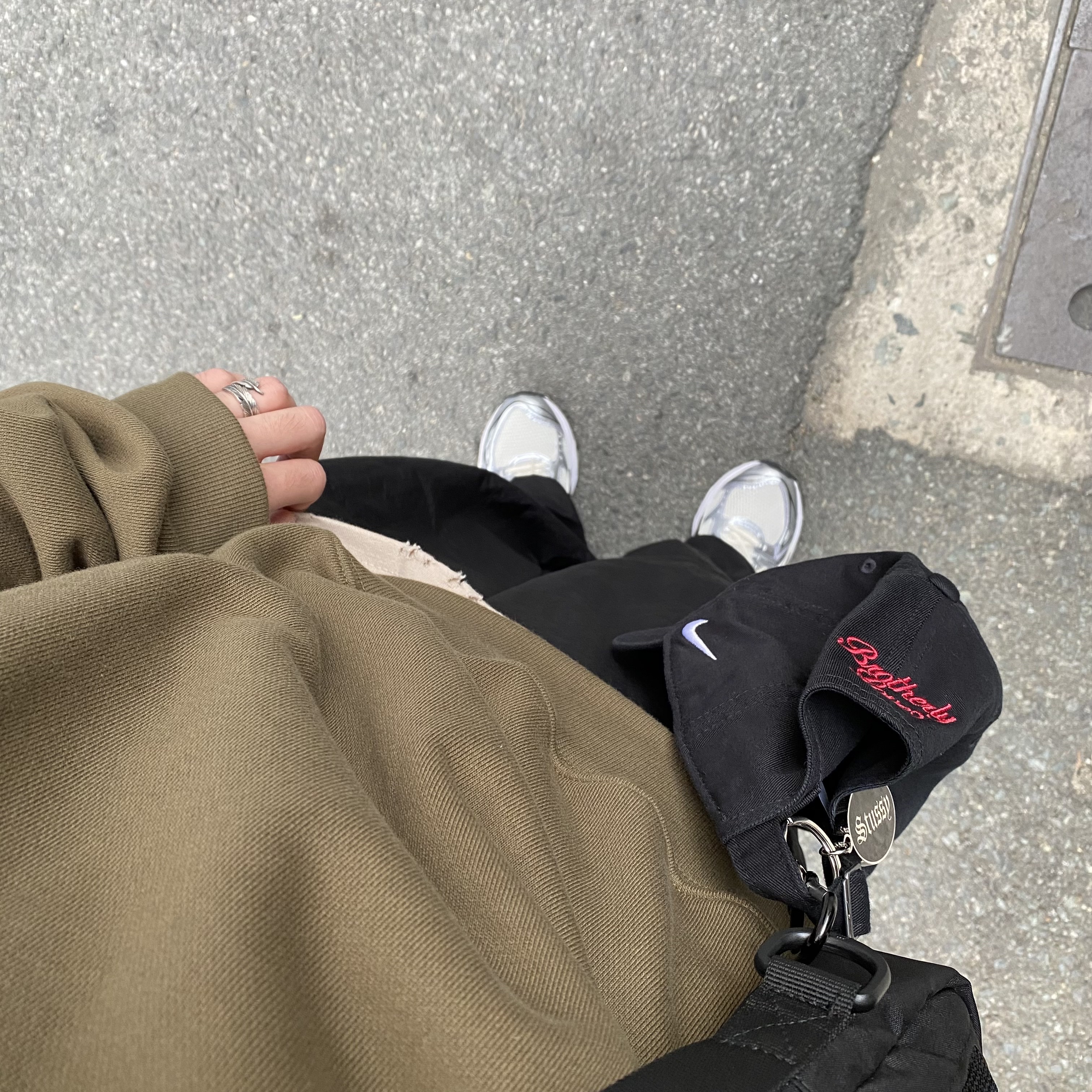 Asics Gel-Kayano 14 Cream Black, Stussy O.E. Badge Keychain 착용 스타일