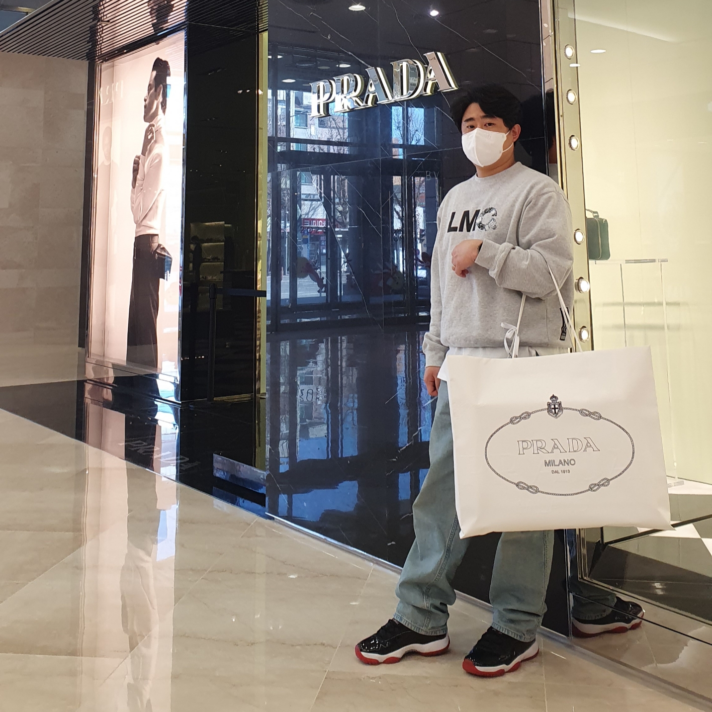 Prada Re-Nylon Leather Shoulder Bag Black 착용 스타일 - 1