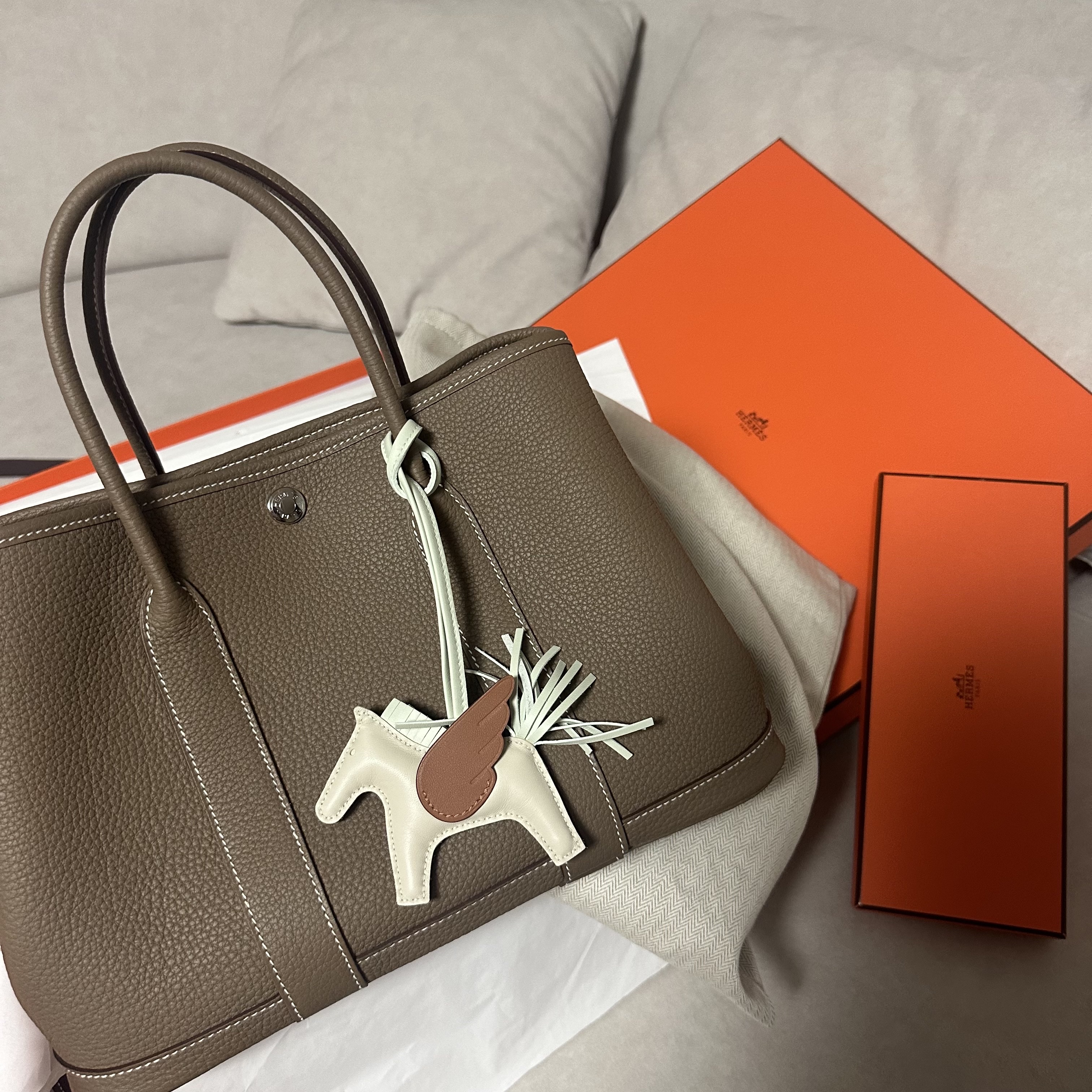 Hermes Rodeo Pegase PM Charm Milo Swift & Craie Vert Fizz Gold 착용 스타일