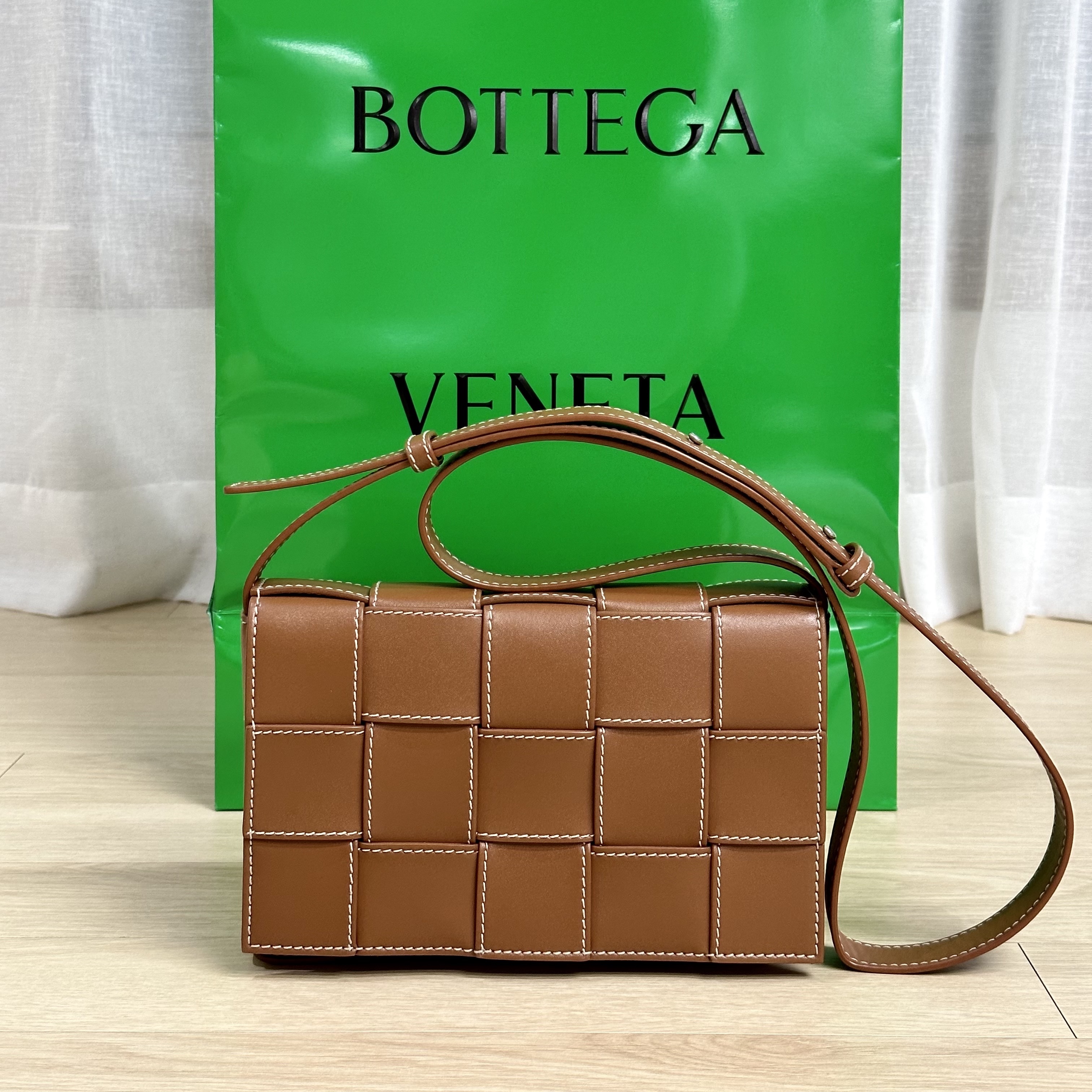 Bottega Veneta Cassette Wood Natural 착용 스타일
