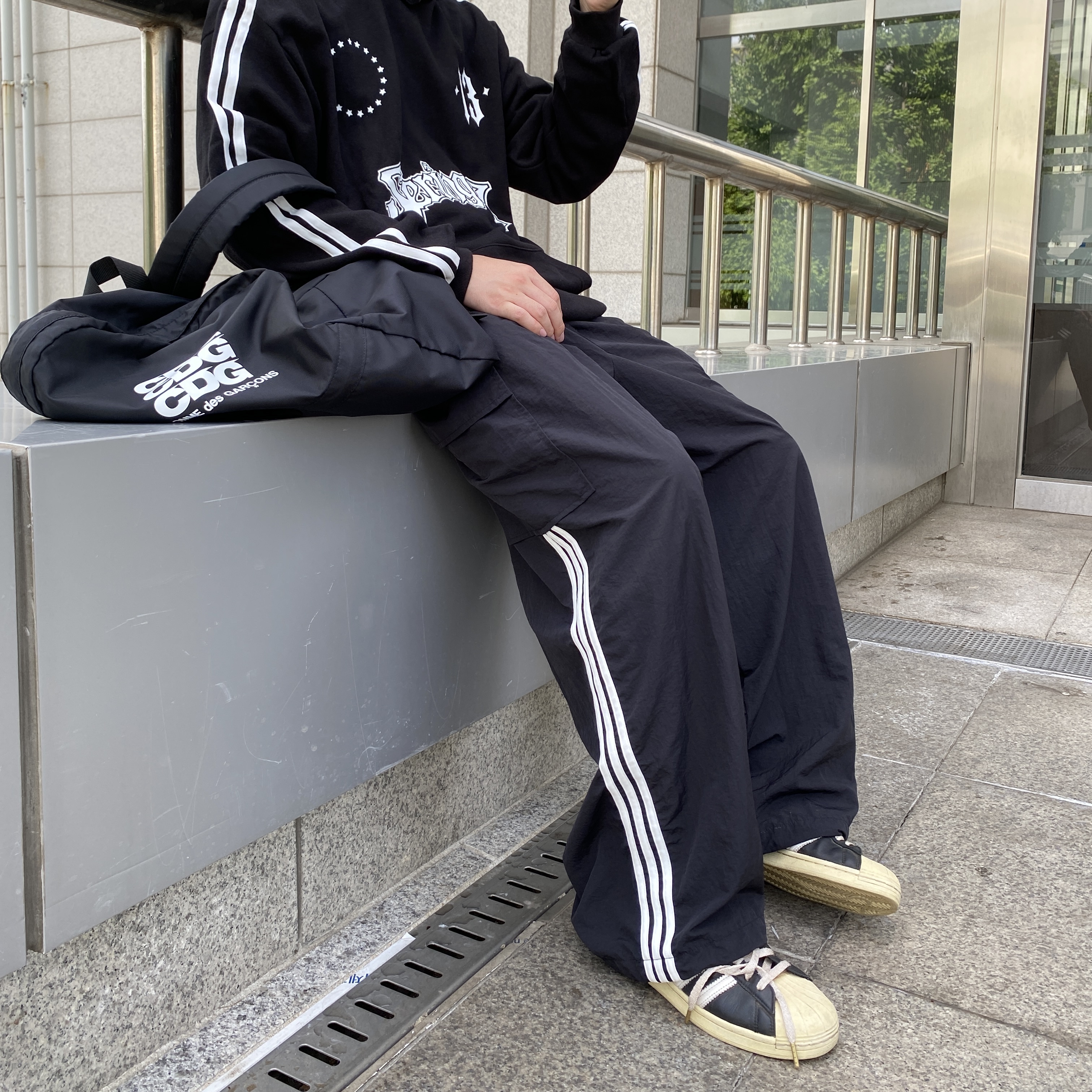 Adidas Superstar Premium Black White, CDG Backpack Black 착용 스타일 - 4