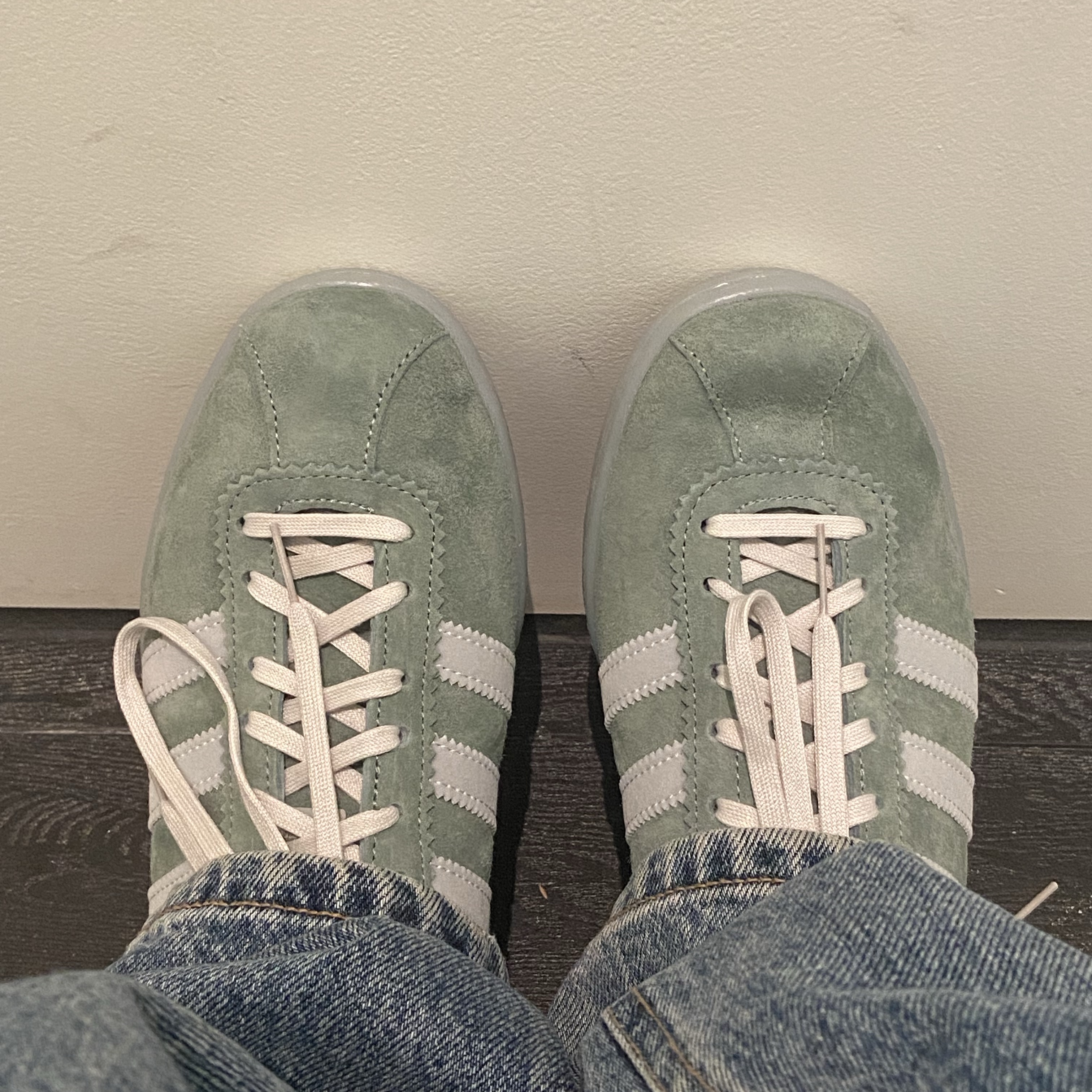 Adidas Tobacco Silver Green Pantone 착용 스타일