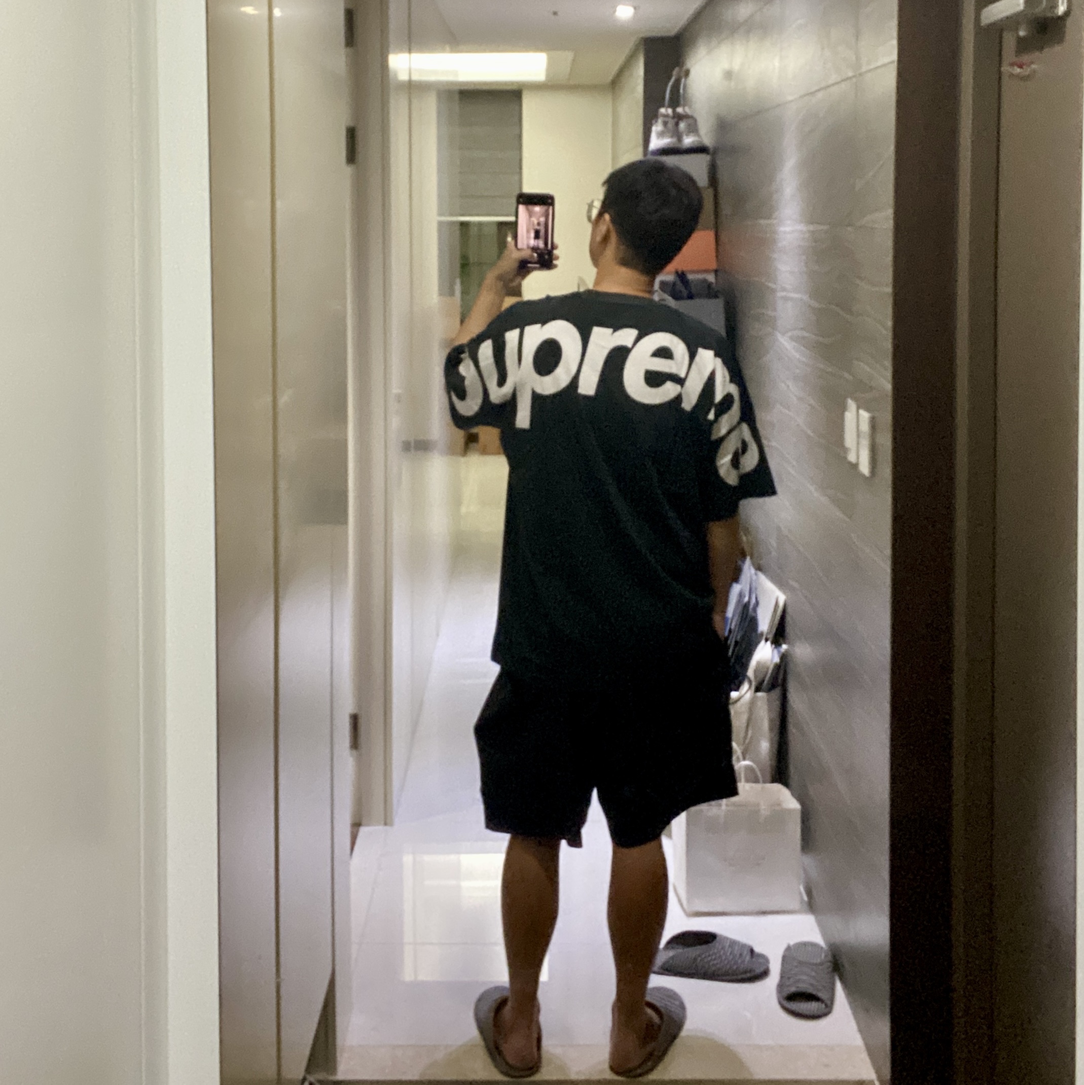 Supreme Split S/S Top Black - 23FW 착용 스타일