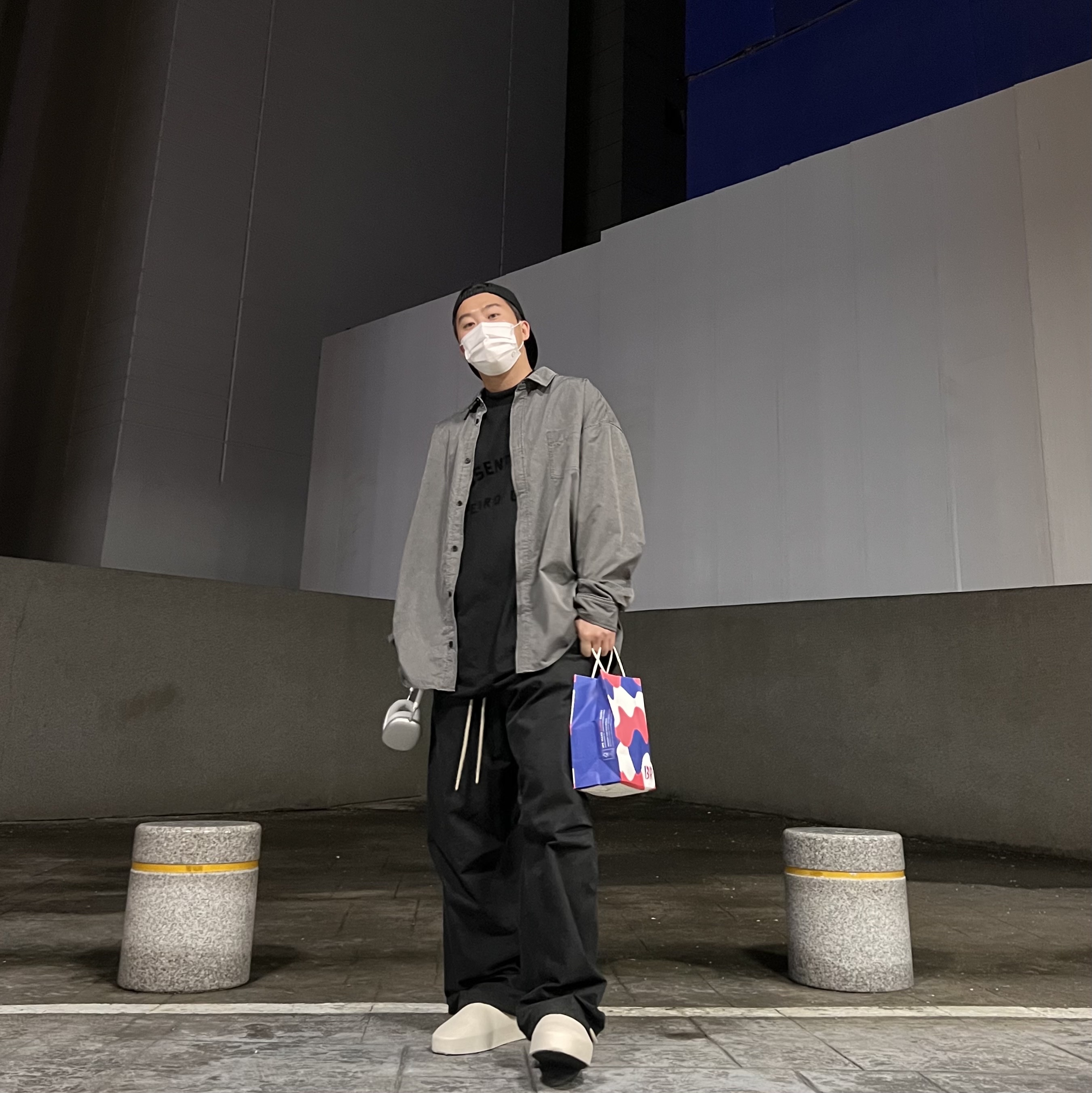 Essentials The Black Collection Relaxed Trousers Black - 23SS, Essentials The Black Collection T-Shirt Black - 23SS 착용 스타일