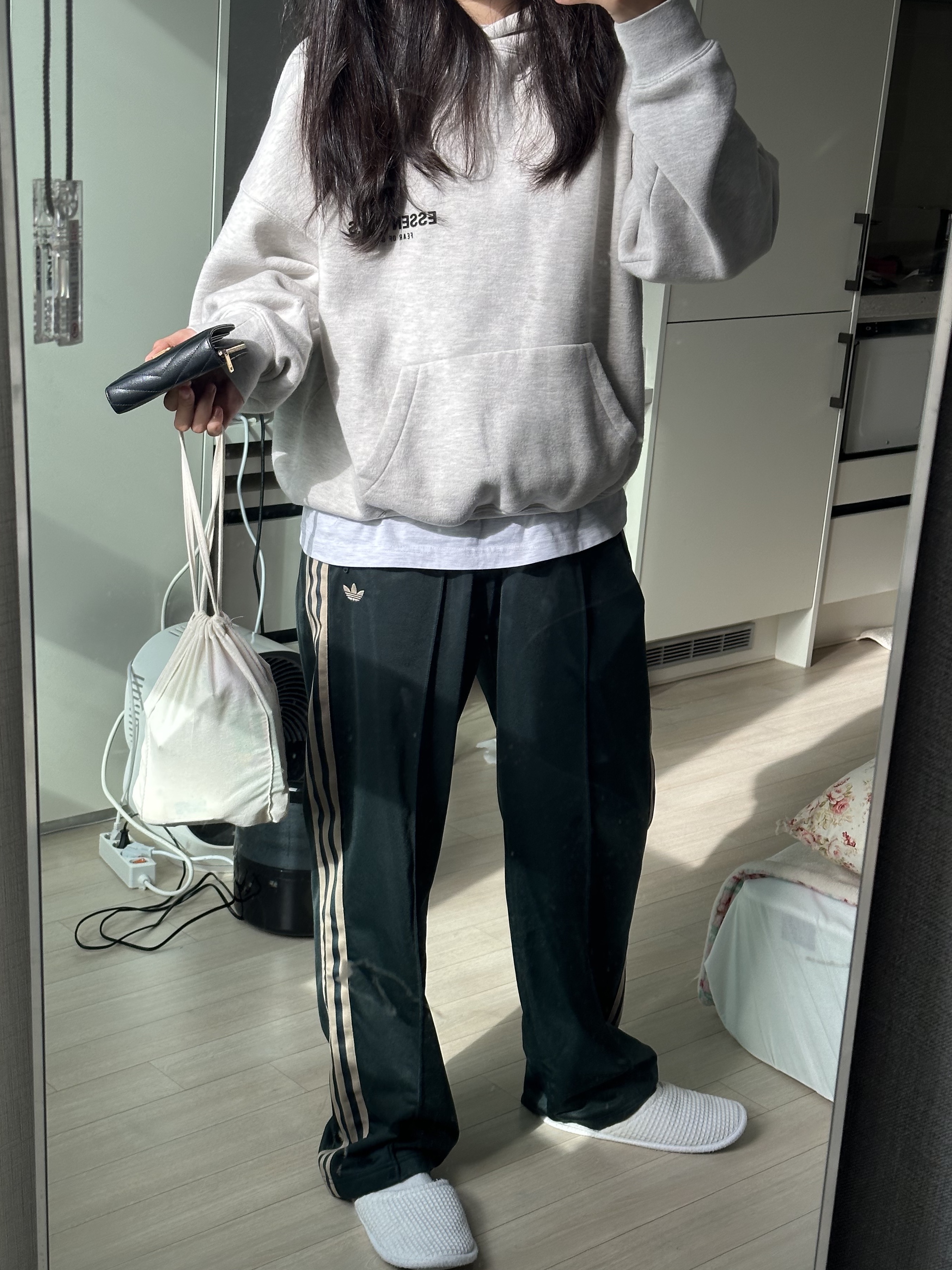 Essentials The Core Collection Hoodie Light Oatmeal 착용 스타일