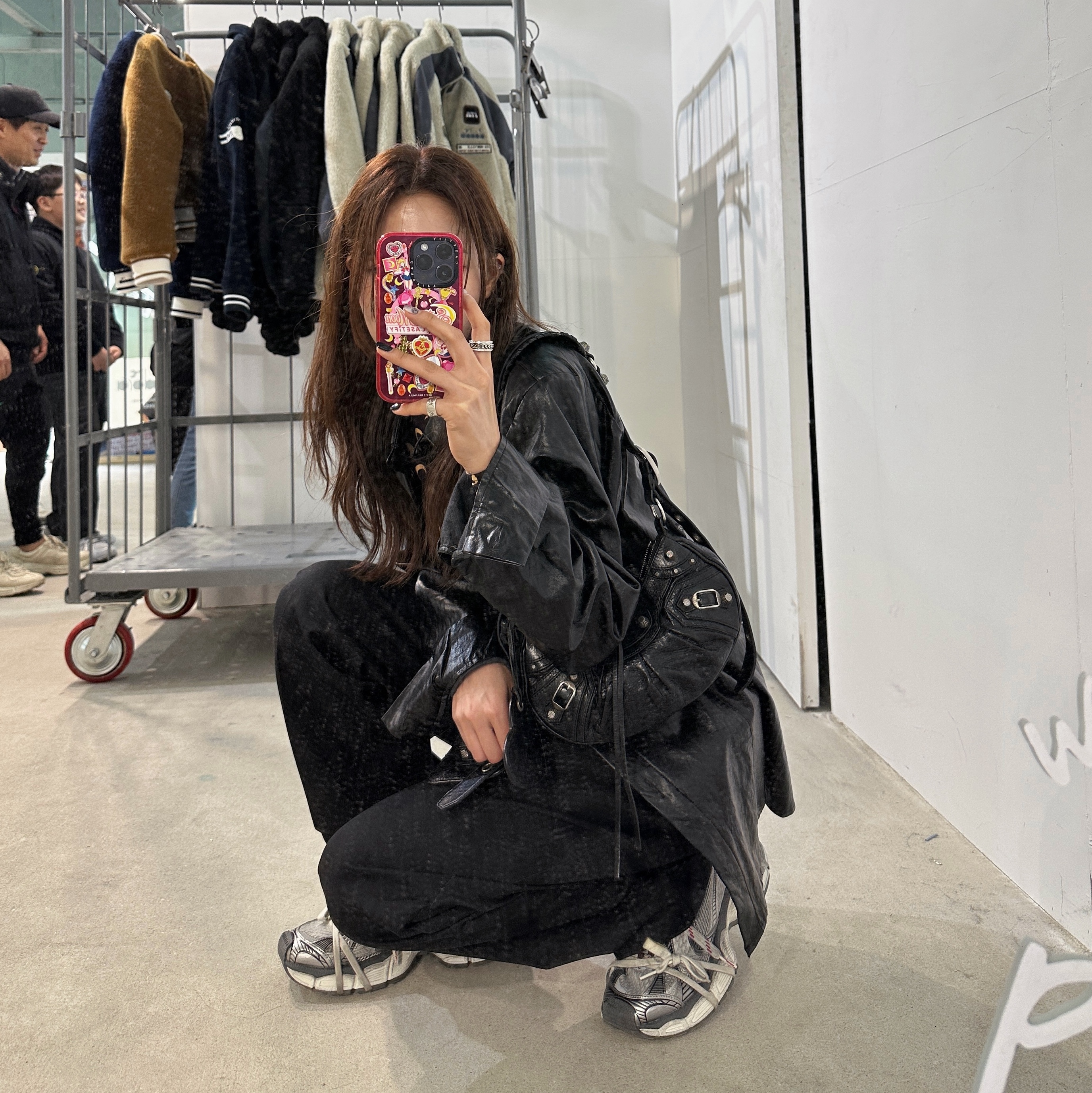 (W) Marine Serre Second Skin Top Brown Moon, Balenciaga Arena Lambskin Le Cagole XS Shoulder Bag Black 착용 스타일 - 3