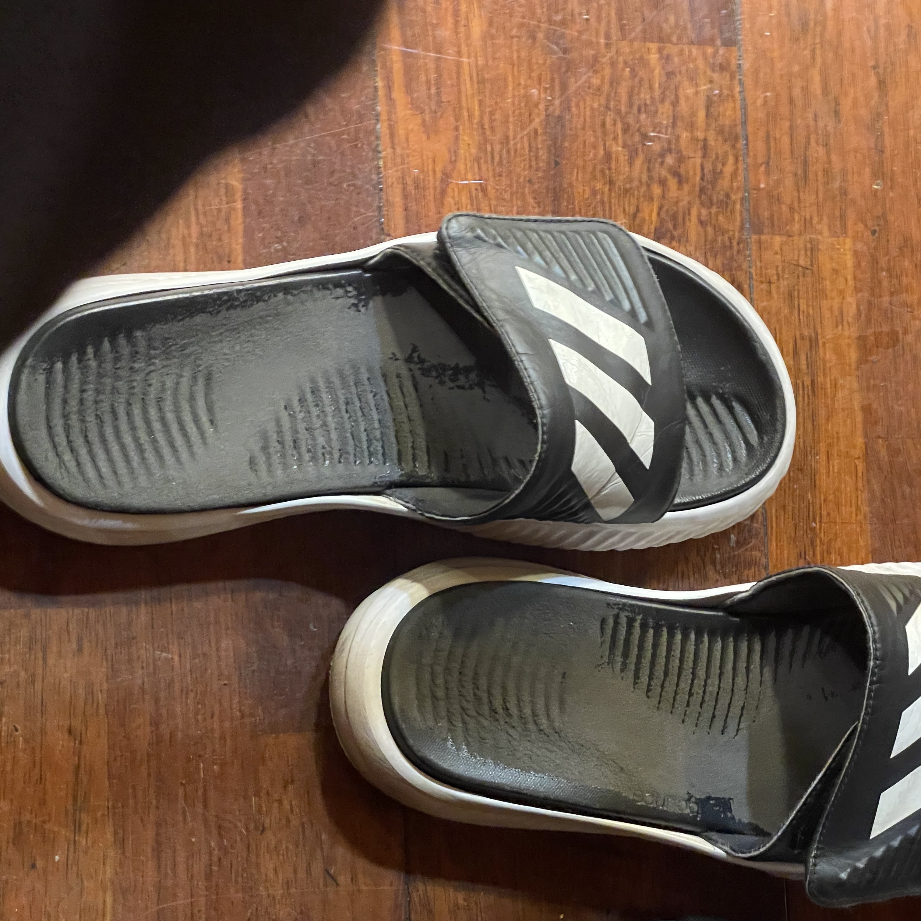 Adidas Alphabounce Slide Core Black Cloud White 착용 스타일
